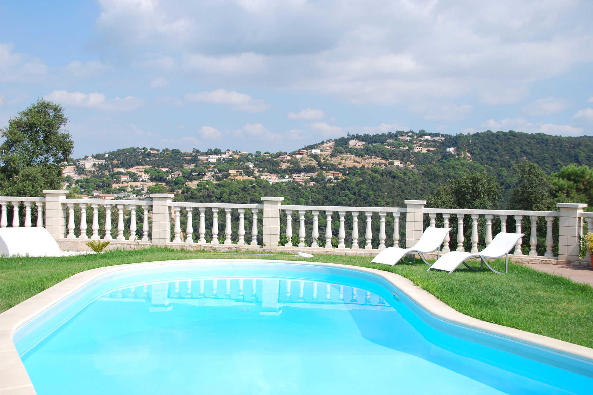 Vrijstaande villa, geheel gelijkvloers, met tuin, zwembad en mooi uitzicht