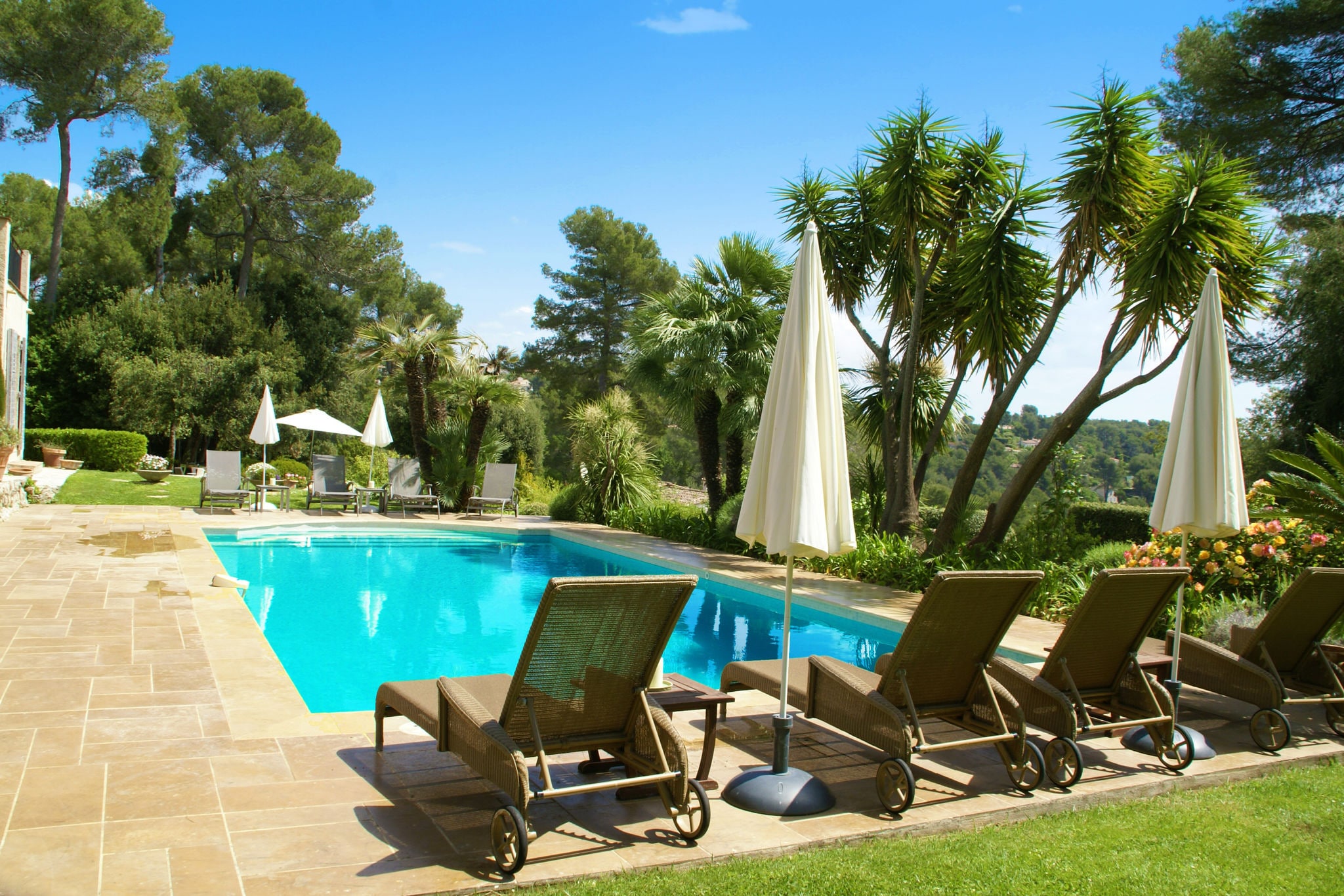 Zeer fraai gelegen villa met zwembad, prachtige tuin en bij Saint-Paul-de-Vence