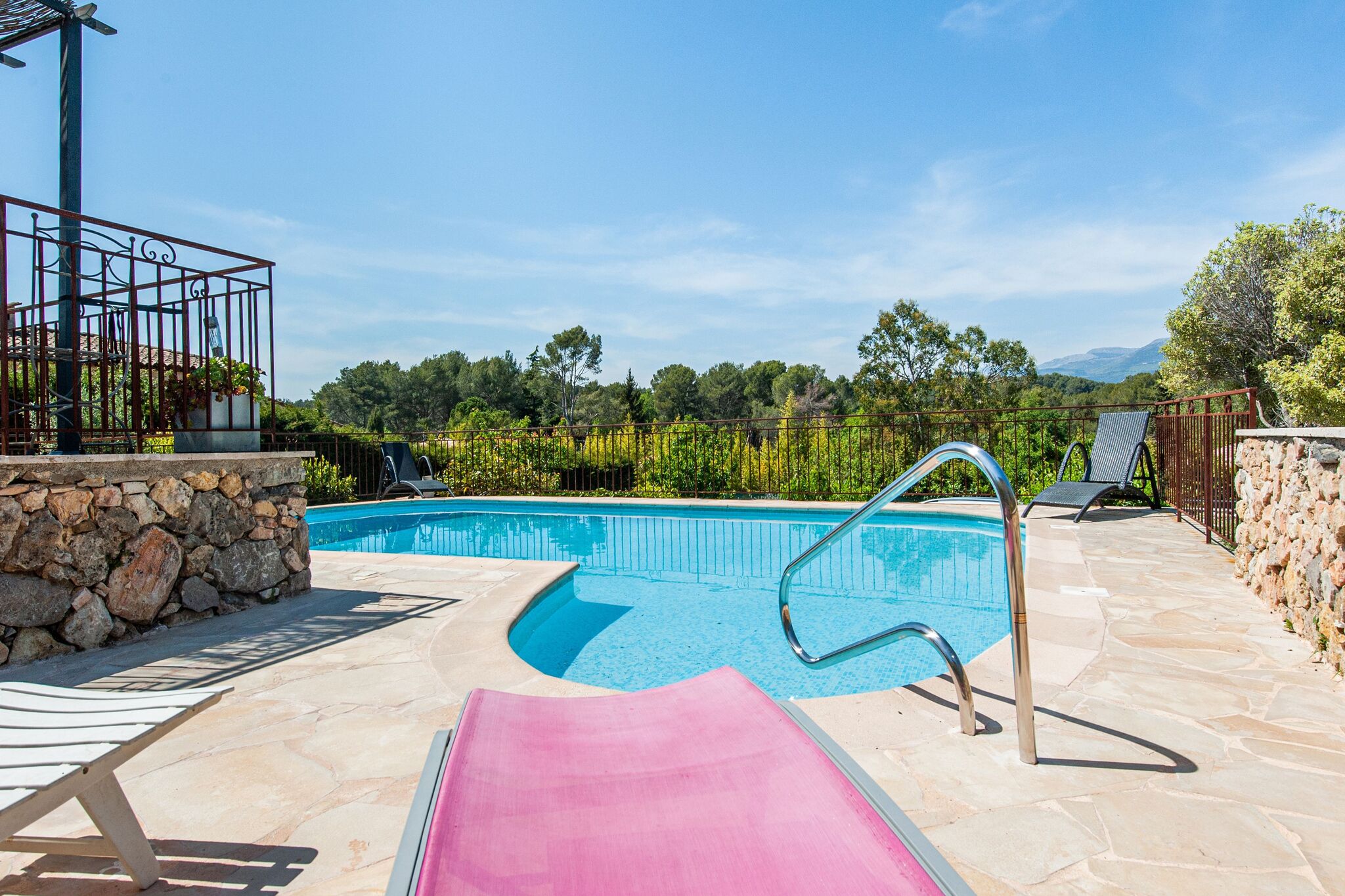 Moderne villa in Mougins met privézwembad