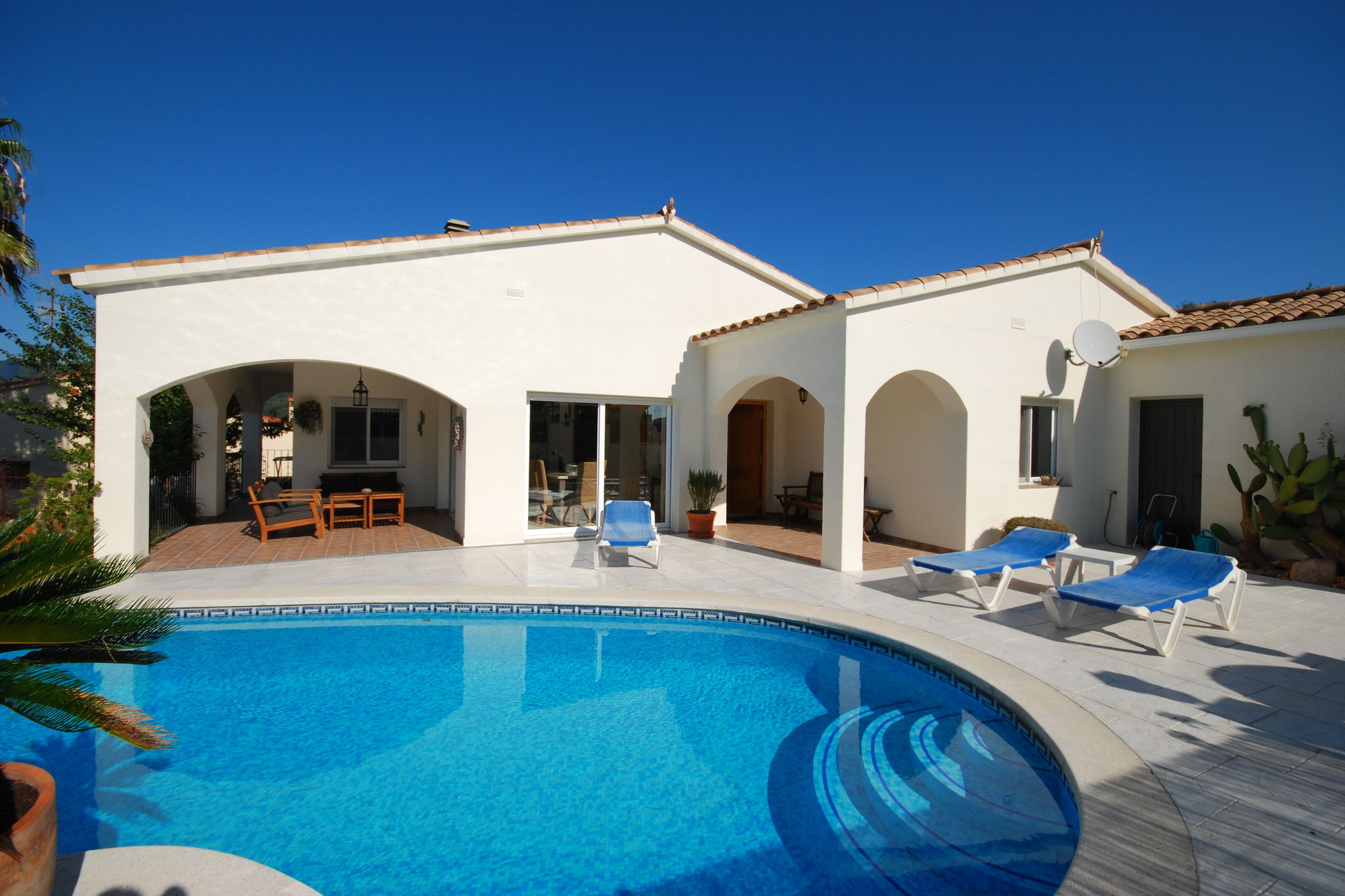 Luxuriöse Villa in der Nähe von Calonge mit Sonnenterrasse