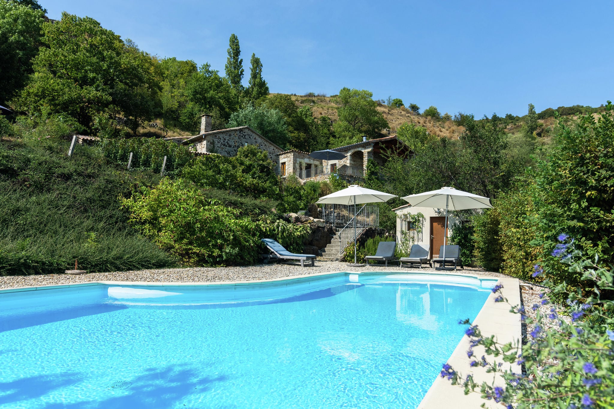 Comfortabele villa in Pourchères aan de heuvelzijde.