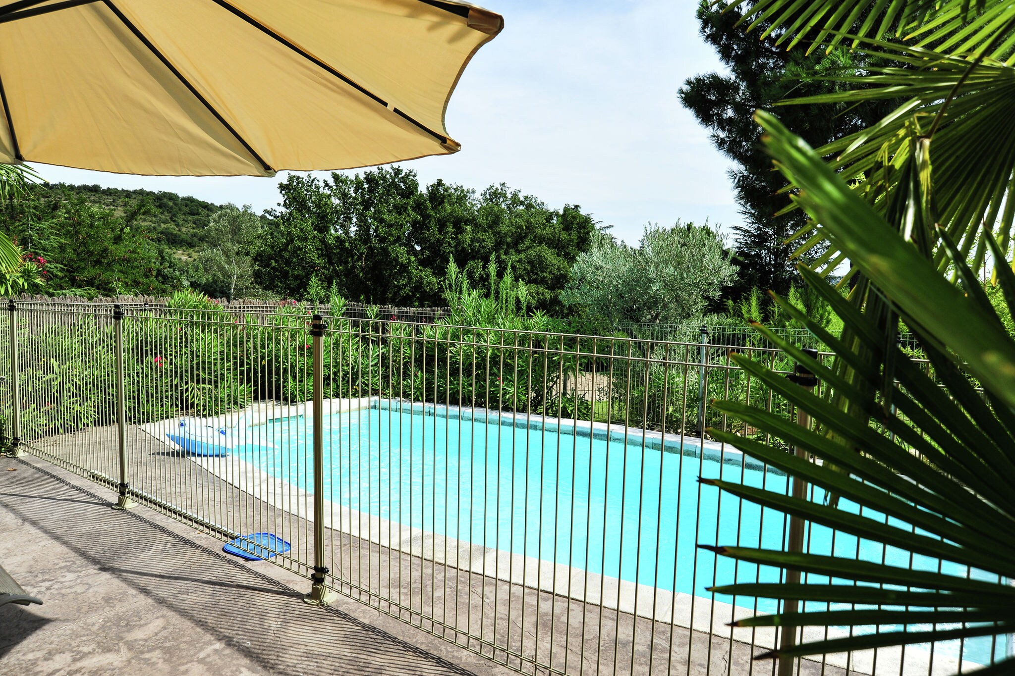 Atemberaubende Villa mit Swimmingpool in Sampzon