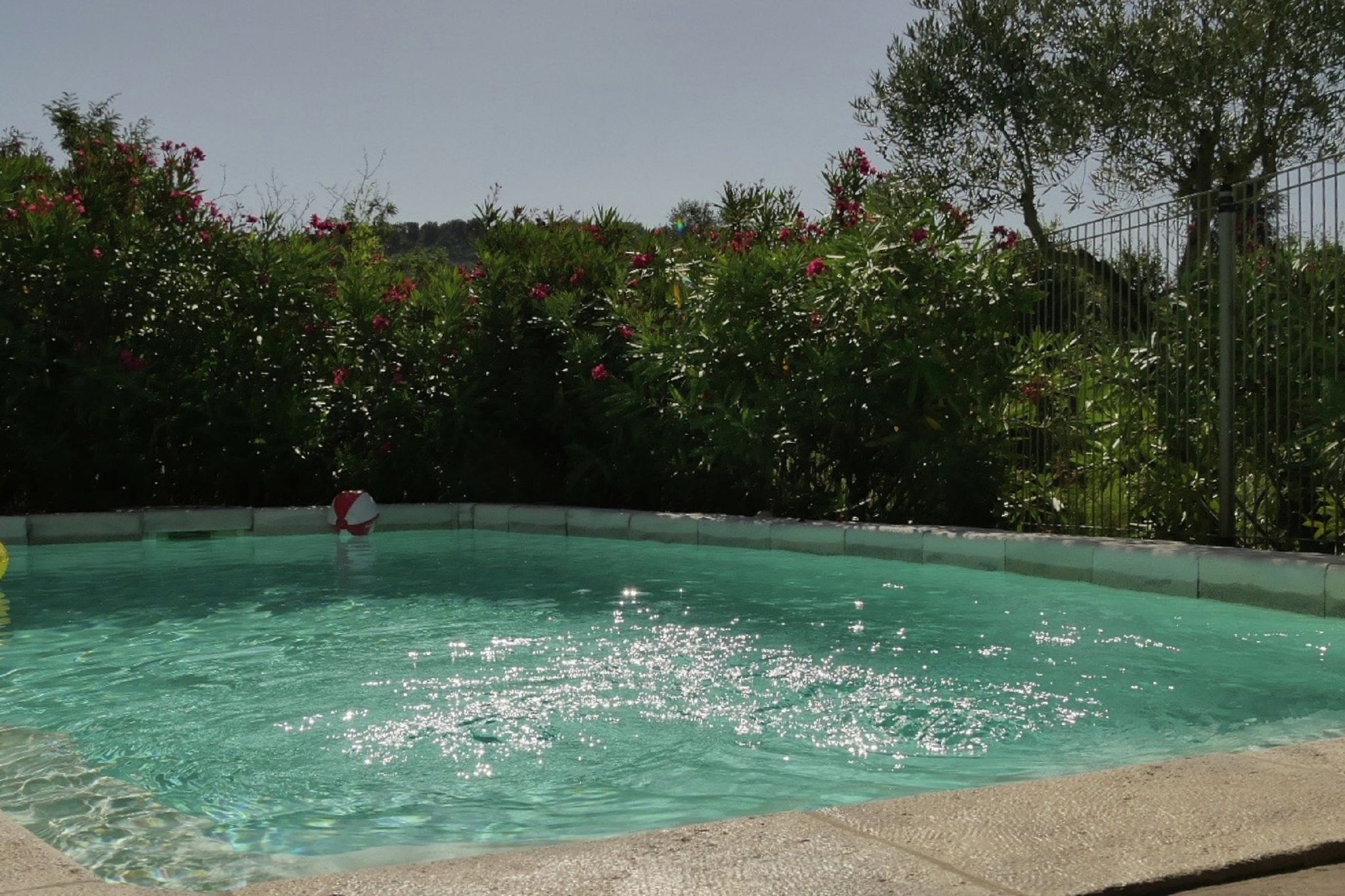 Atemberaubende Villa mit Swimmingpool in Sampzon