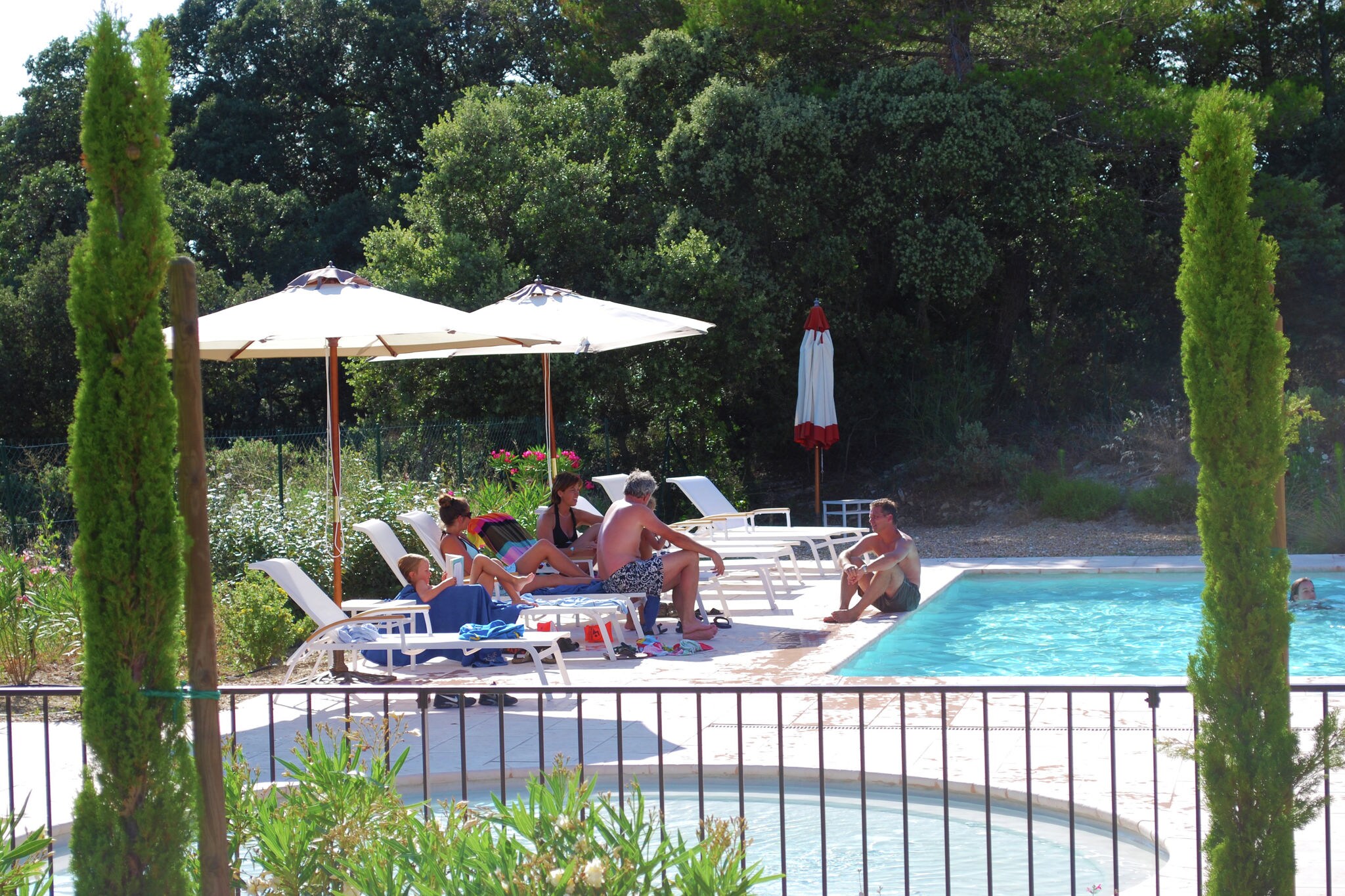 Fijn vakantiehuis dicht bij L'isle-Sur-la-Sorgue met gedeeld zwembad