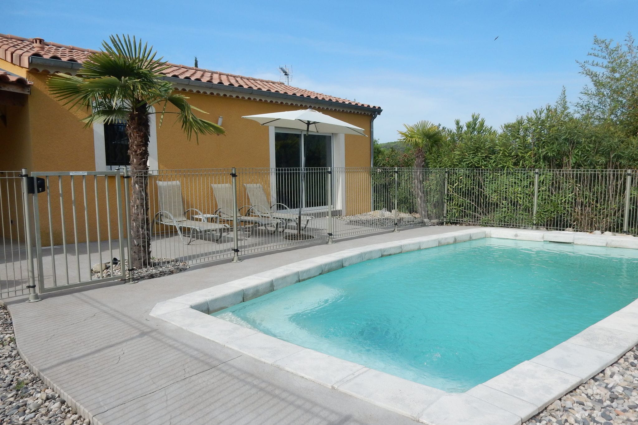 Confortable villa avec piscine privée à Sampzon