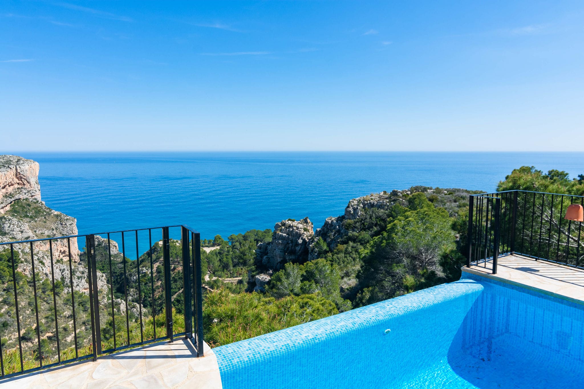 Belle maison de vacances 6p avec piscine à débordement, vue mer phénoménale