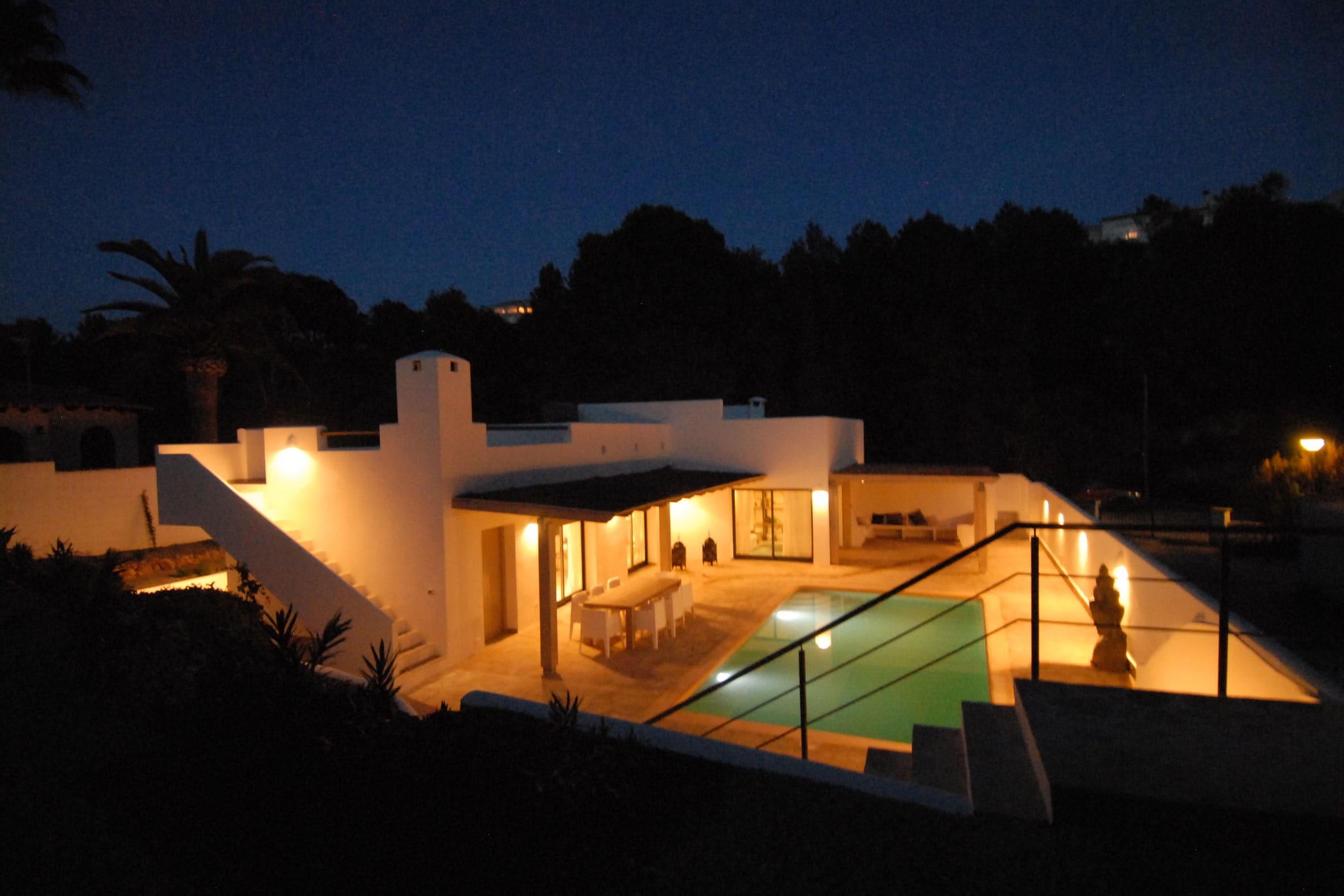 Moderne villa in de typische stijl van Ibiza ingericht en met een privézwembad
