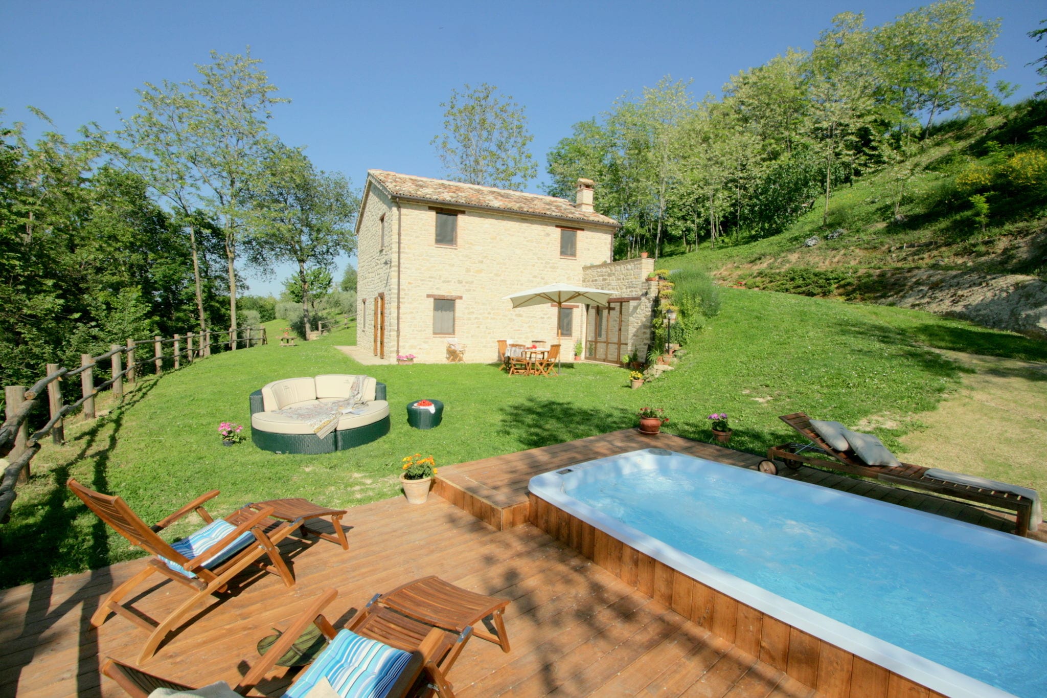 Vrijstaande villa in Monte San Martino met een zwembad