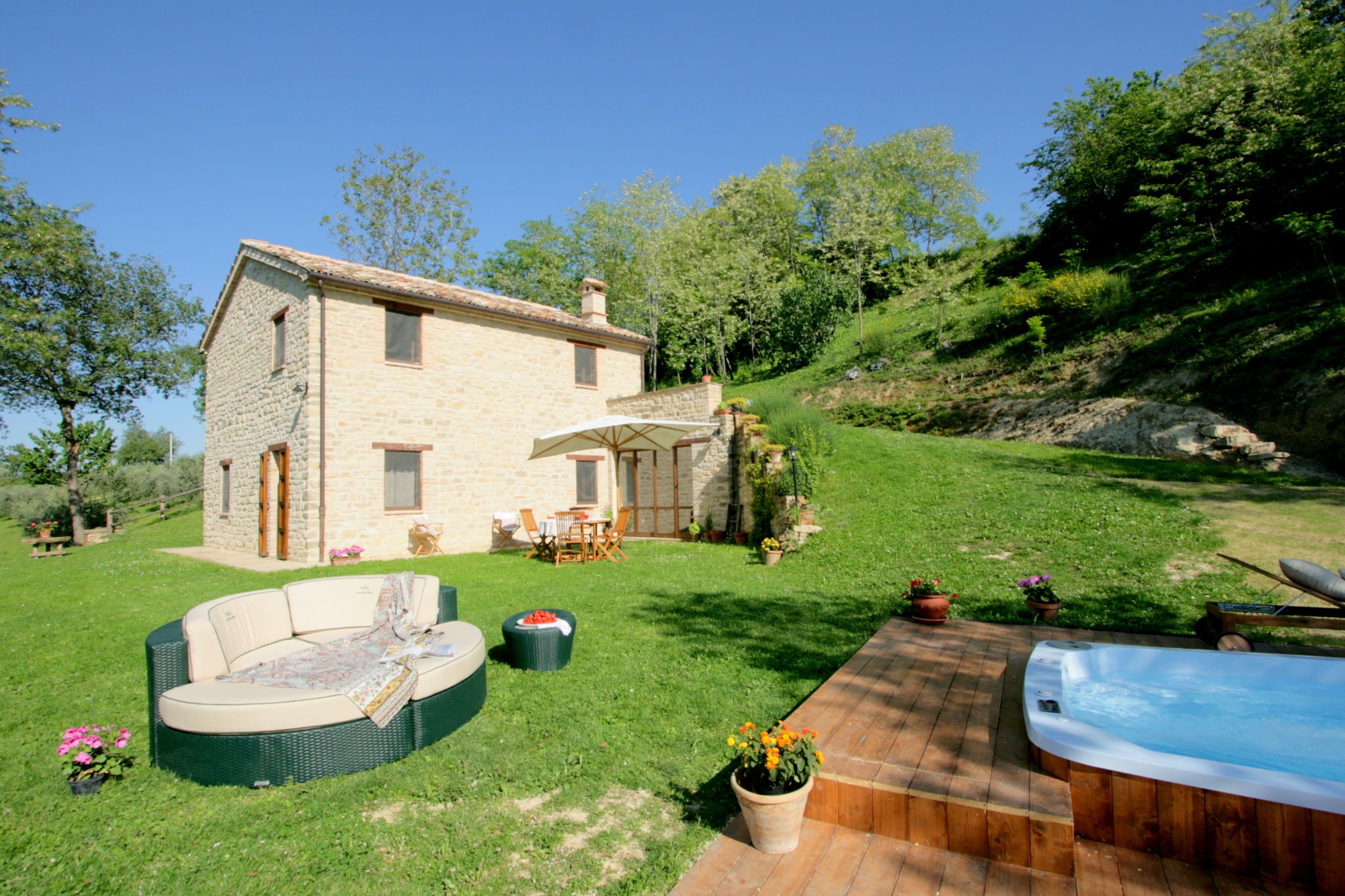 Vrijstaande villa in Monte San Martino met een zwembad