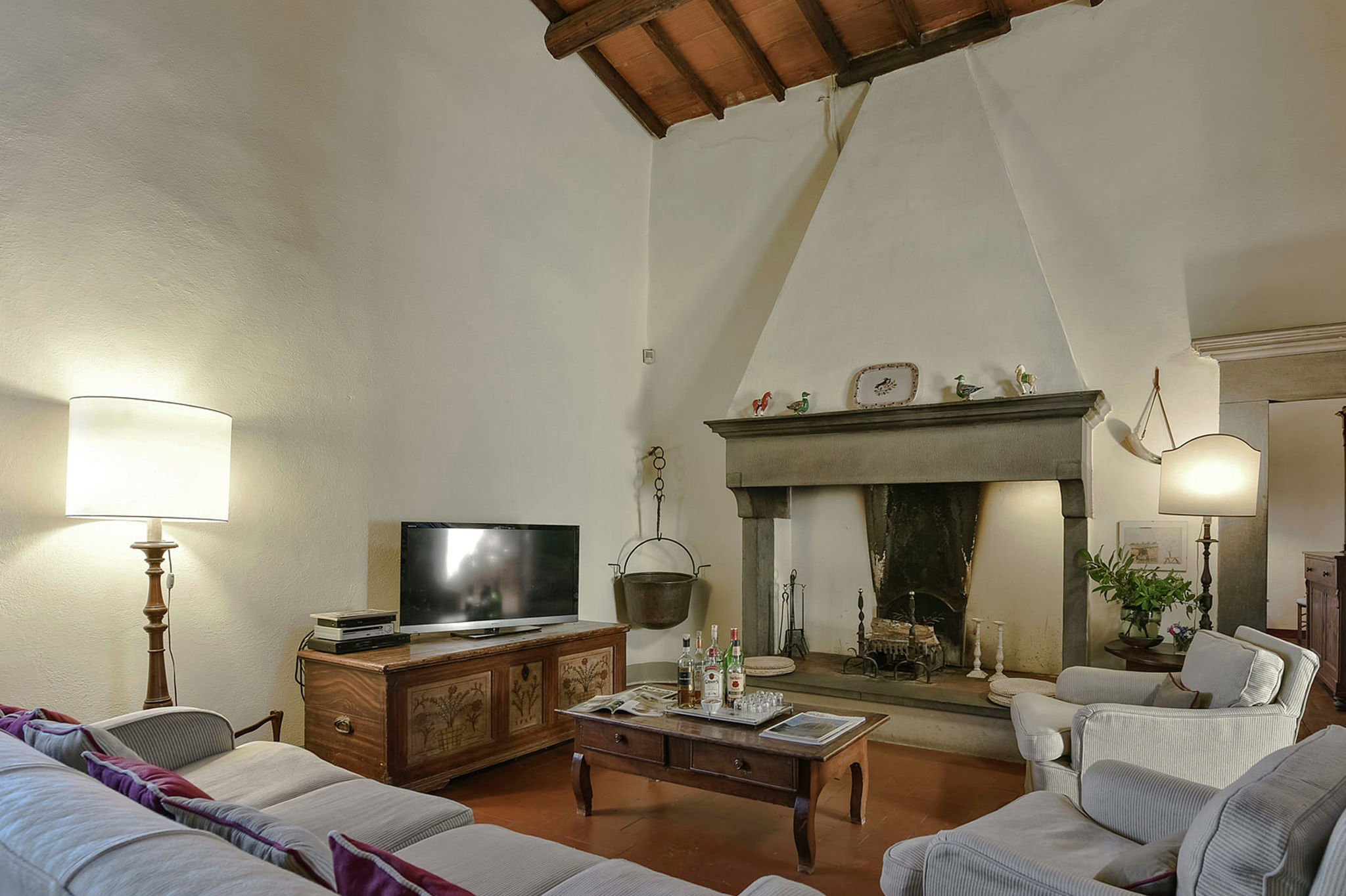 Plush Villa in Montefiridolfi with Spacious Kitchen & Pool