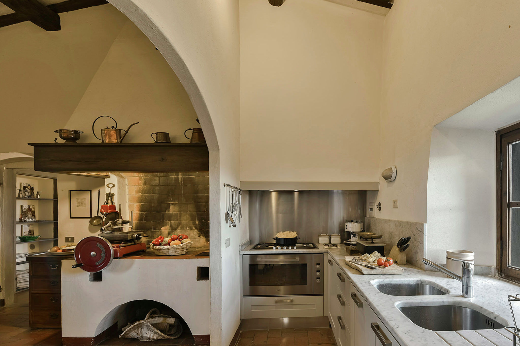Plush Villa in Montefiridolfi with Spacious Kitchen & Pool
