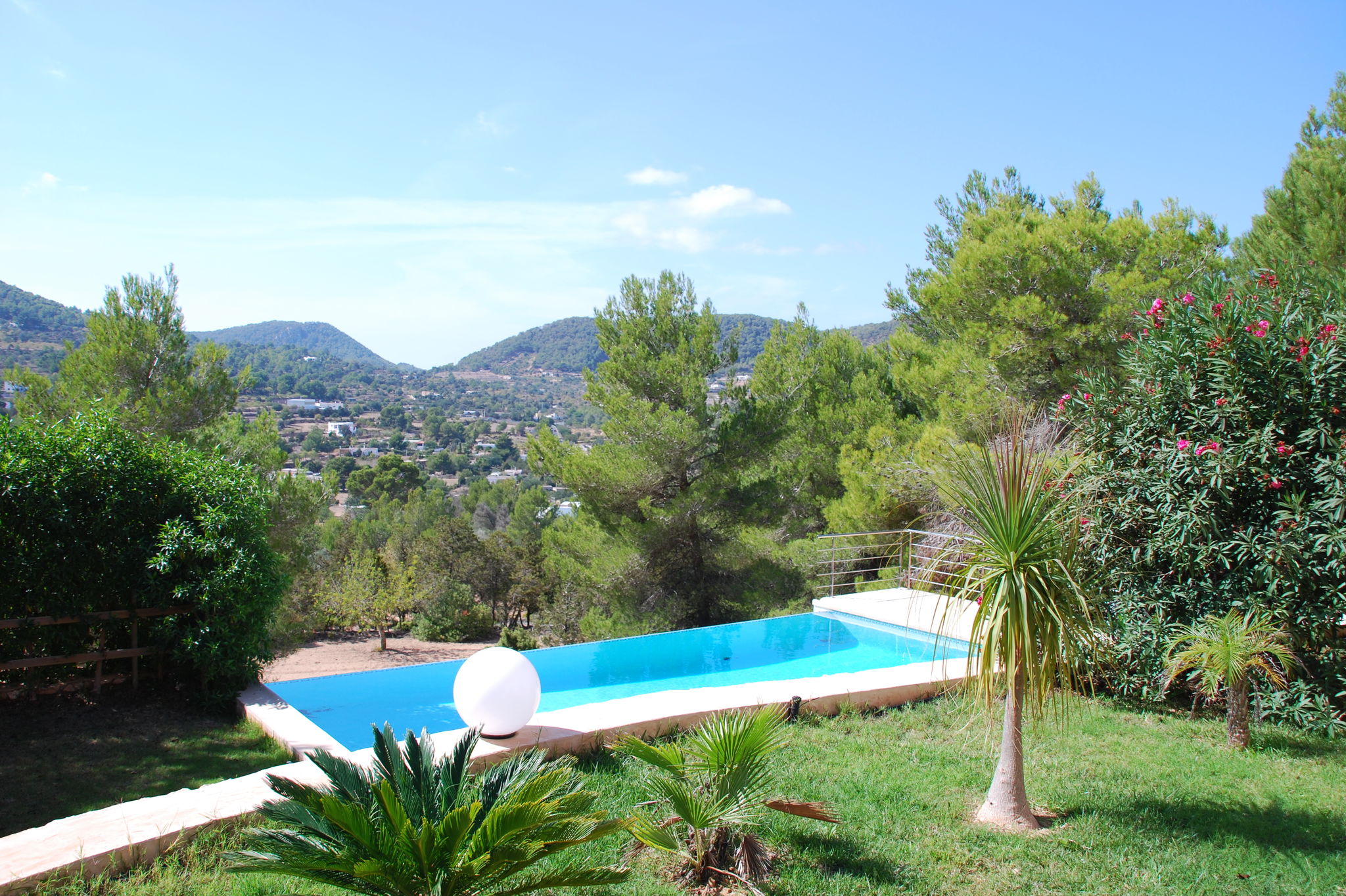 Detached villa in Ibiza with great views of the hills