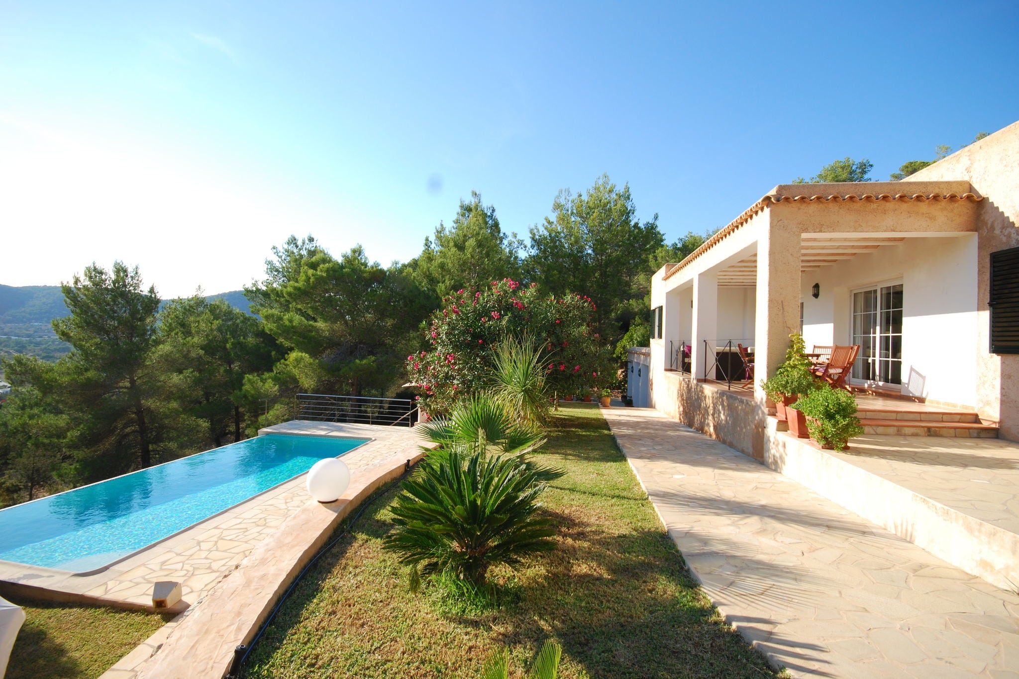 Detached villa in Ibiza with great views of the hills