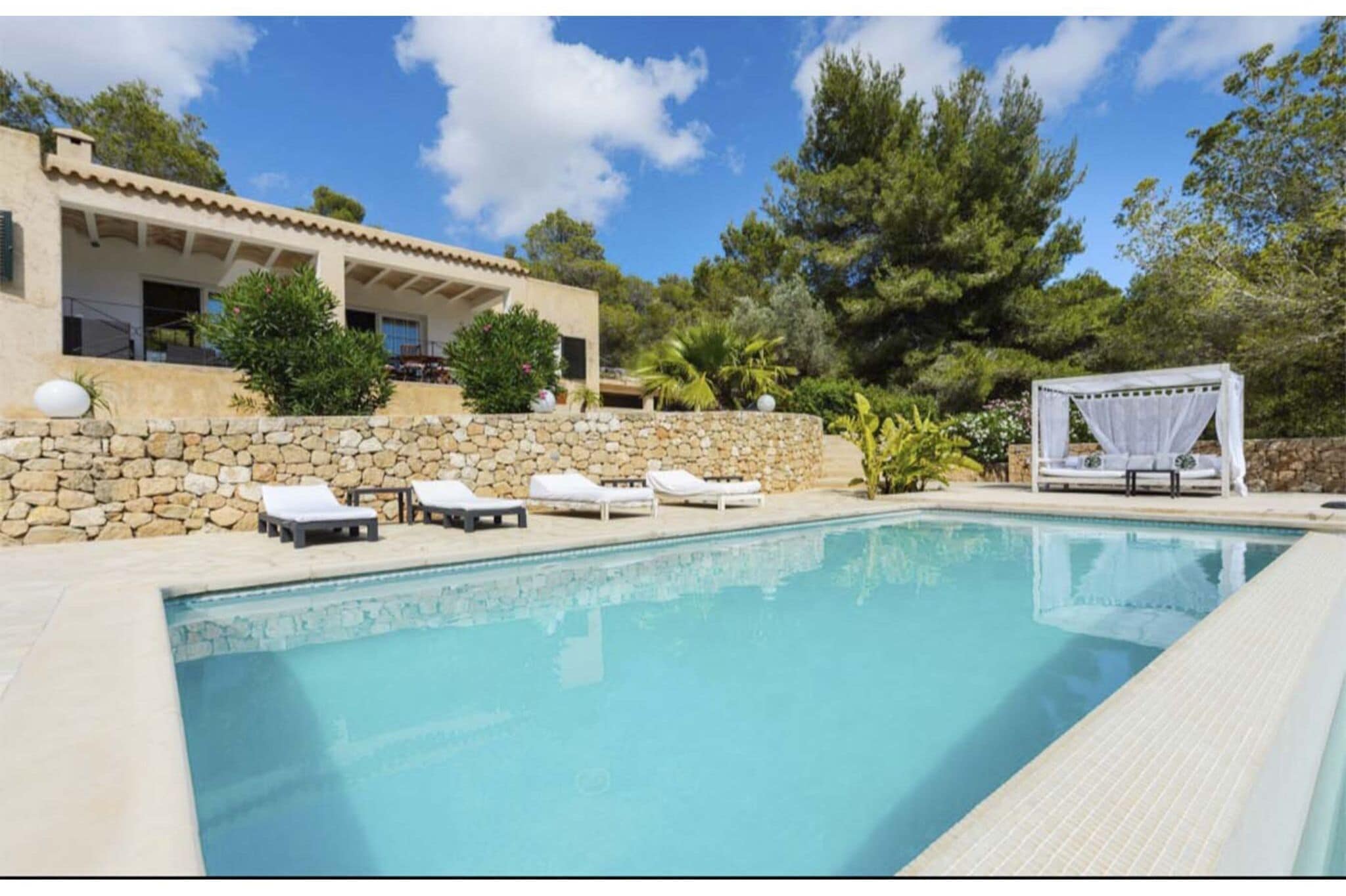 Vrijstaande villa op Ibiza met geweldig uitzicht op de heuvels