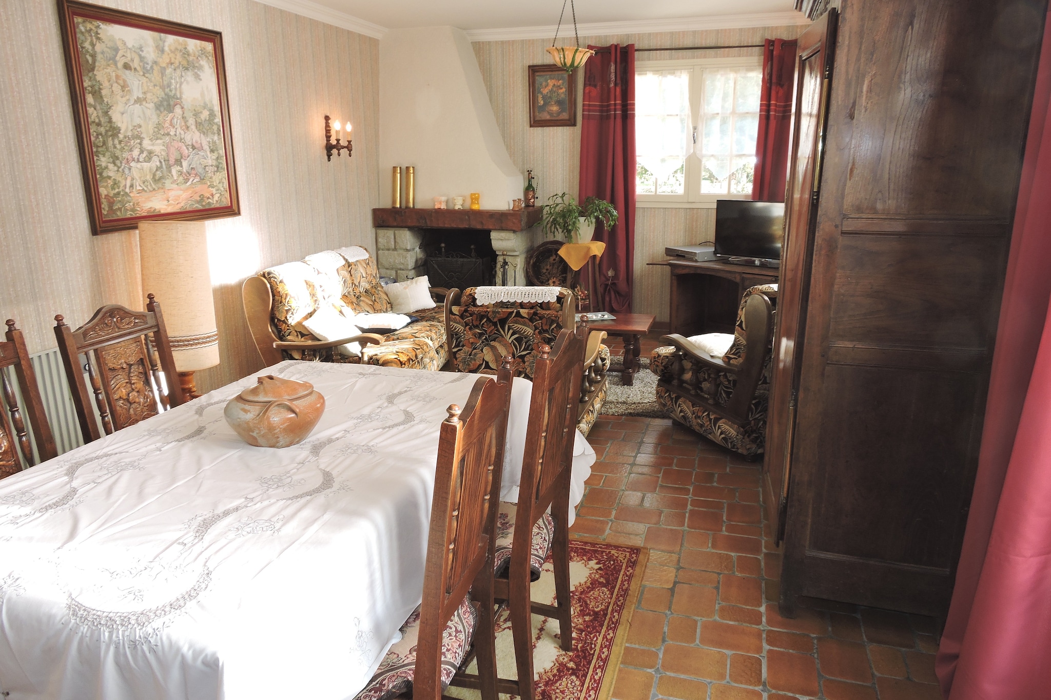 Ground floor: (Kitchen(dining table, hob, electric kettle, toaster, coffee machine, espresso machine, oven, microwave, dishwasher), Living/diningroom(TV(flatscreen, satellite, digital), fireplace, DVD player), bedroom(double bed(160 x 200 cm)), bathroom(shower, washbasin, hairdryer), pantry(freezer, fridge-freezer), washing machine)\n\nOn the 1st floor: (bedroom(double bed(130 x 190 cm)), bedroom(single bed(110 x 180 cm)), bedroom(double bed(140 x 190 cm)), bathroom(bath tub, washbasin, hairdryer))\n\ngarage, heating(electric), terrace, garden, garden furniture, BBQ, parking, deckchairs, parasol, children\'s bed, high chair, ironing board