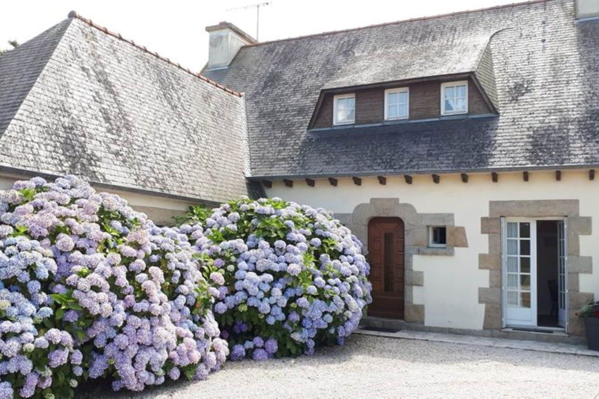 Großes Ferienhaus mit Garten in Hénansal in der Bretagne