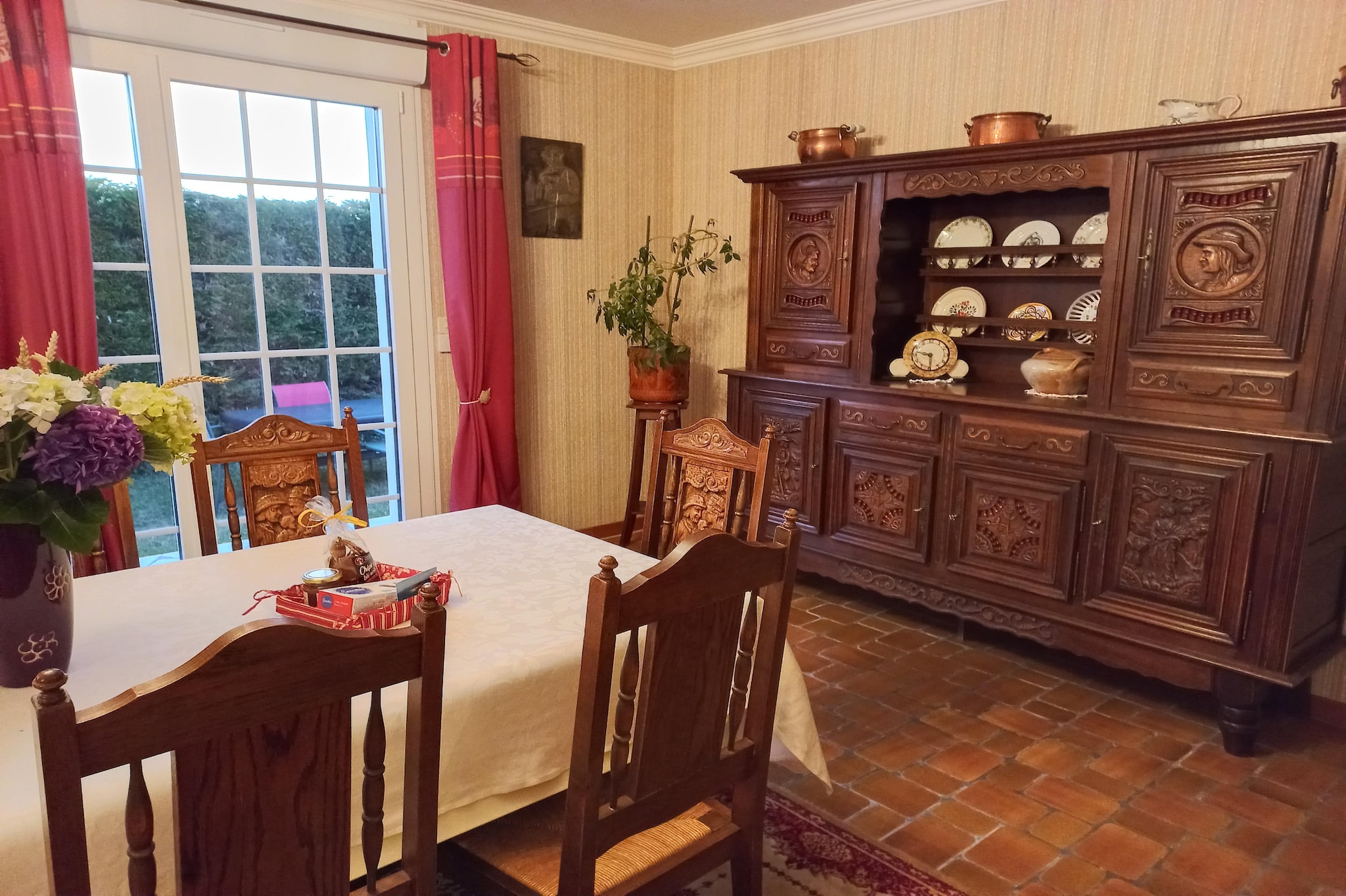 Ground floor: (Kitchen(dining table, hob, electric kettle, toaster, coffee machine, espresso machine, oven, microwave, dishwasher), Living/diningroom(TV(flatscreen, satellite, digital), fireplace, DVD player), bedroom(double bed(160 x 200 cm)), bathroom(shower, washbasin, hairdryer), pantry(freezer, fridge-freezer), washing machine)\n\nOn the 1st floor: (bedroom(double bed(130 x 190 cm)), bedroom(single bed(110 x 180 cm)), bedroom(double bed(140 x 190 cm)), bathroom(bath tub, washbasin, hairdryer))\n\ngarage, heating(electric), terrace, garden, garden furniture, BBQ, parking, deckchairs, parasol, children\'s bed, high chair, ironing board