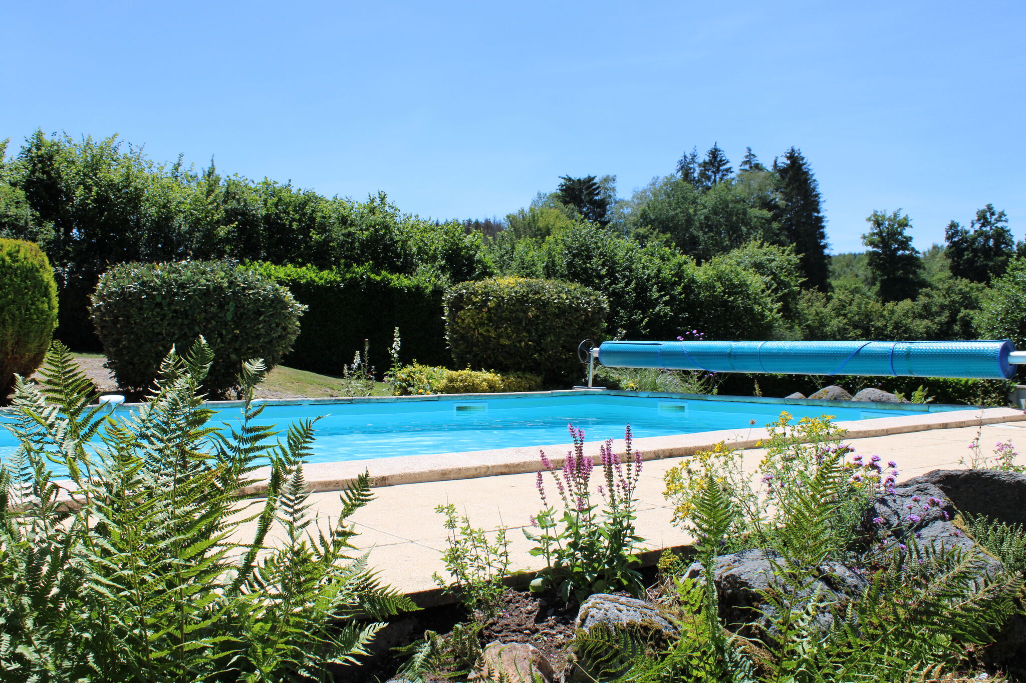 Maison de vacances cosy à Dun-les-Places avec piscine privée