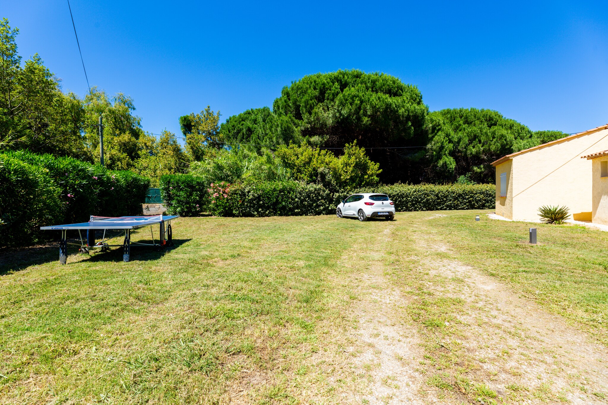 Ground floor: (Living room(TV, air conditioning), Kitchen(electric kettle, toaster, cooker, hood, coffee machine, oven, microwave, dishwasher, fridge, washing machine, Juicer, Blender), bedroom(double bed(160 x 190 cm), air conditioning), bedroom(double bed(160 x 190 cm), air conditioning), bedroom(2x single bed(90 x 190 cm), air conditioning), bathroom(shower), toilet, toilet)\n\npatio, air conditioning, terrace, garden(private, fenced), garden furniture, sun loungers, BBQ(charcoal), parking, deckchairs, parasol, table tennis table, children\'s bed, high chair, ironing board, ironing board, hairdryer, Alarm