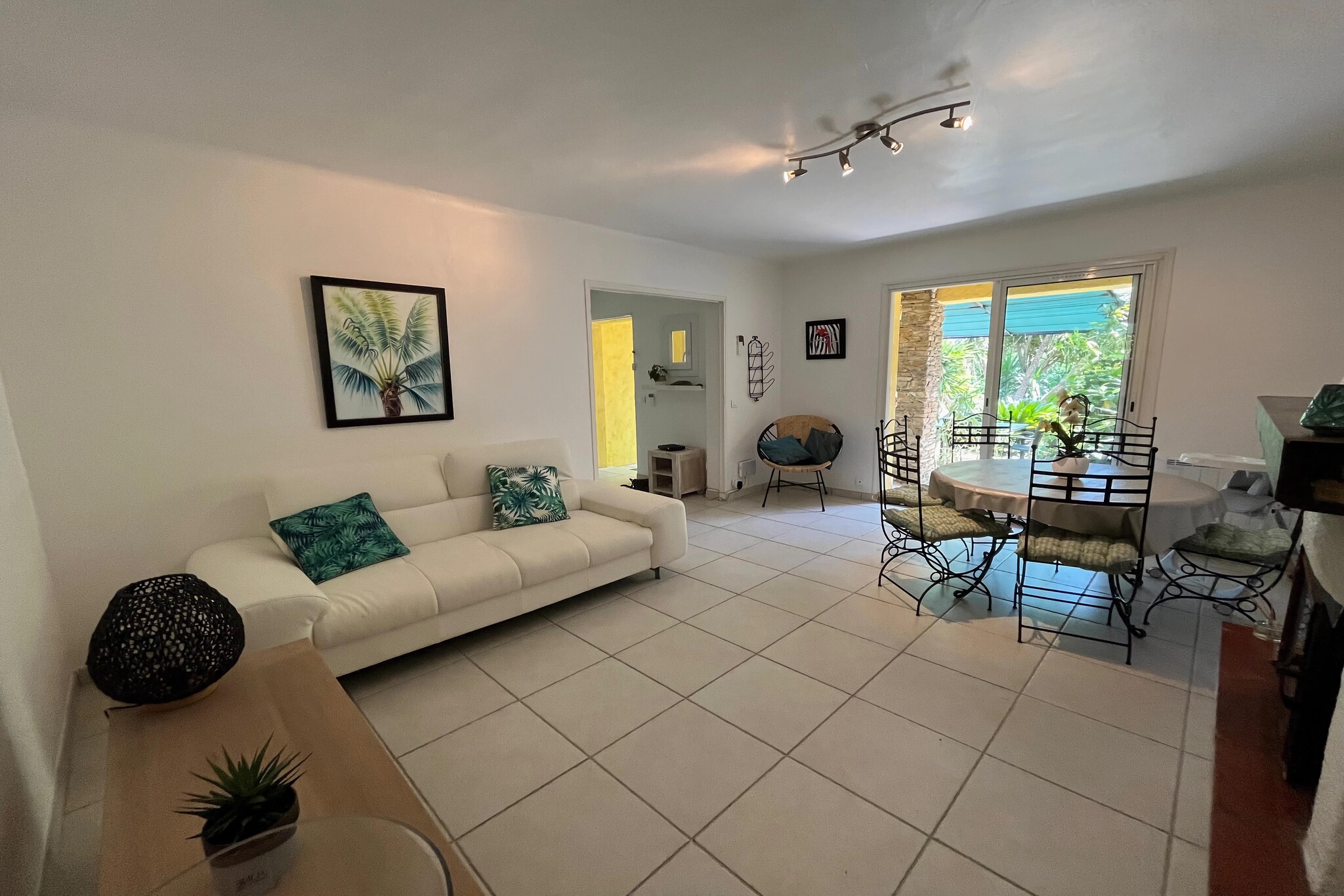 It is with pride that we present to you this vacation spot located 400 m from the legendary white sand beach of Saint-Tropez, 5 km long. This holiday home is hidden between bamboo and umbrella pines. The villa has a pretty terrace with garden furniture, sun loungers and a large garden, offering plenty of shade. You share the entrance to the large plot with the tenants of the adjoining house but the two houses have a private garden not overlooked on the terrace or the garden. The property is fully fenced and secured by an automatic gate.

From here, you are only a few steps away and you will have access to the famous beach of Pampelonne as well as those of the restaurants Morea, Tahiti or 1051 where celebrities come to have lunch in summer. The wealthiest arrive here aboard luxury yachts from Saint-Tropez, or by private helicopter. In the evening, you can go to Saint-Tropez to attend the parade of Ferrari or Maserati cars and of course admire the gigantic yachts.

During the day, you can visit the very nice little museum of L'Annonciade, where you can admire works by Matisse or Paul Signac (with his little