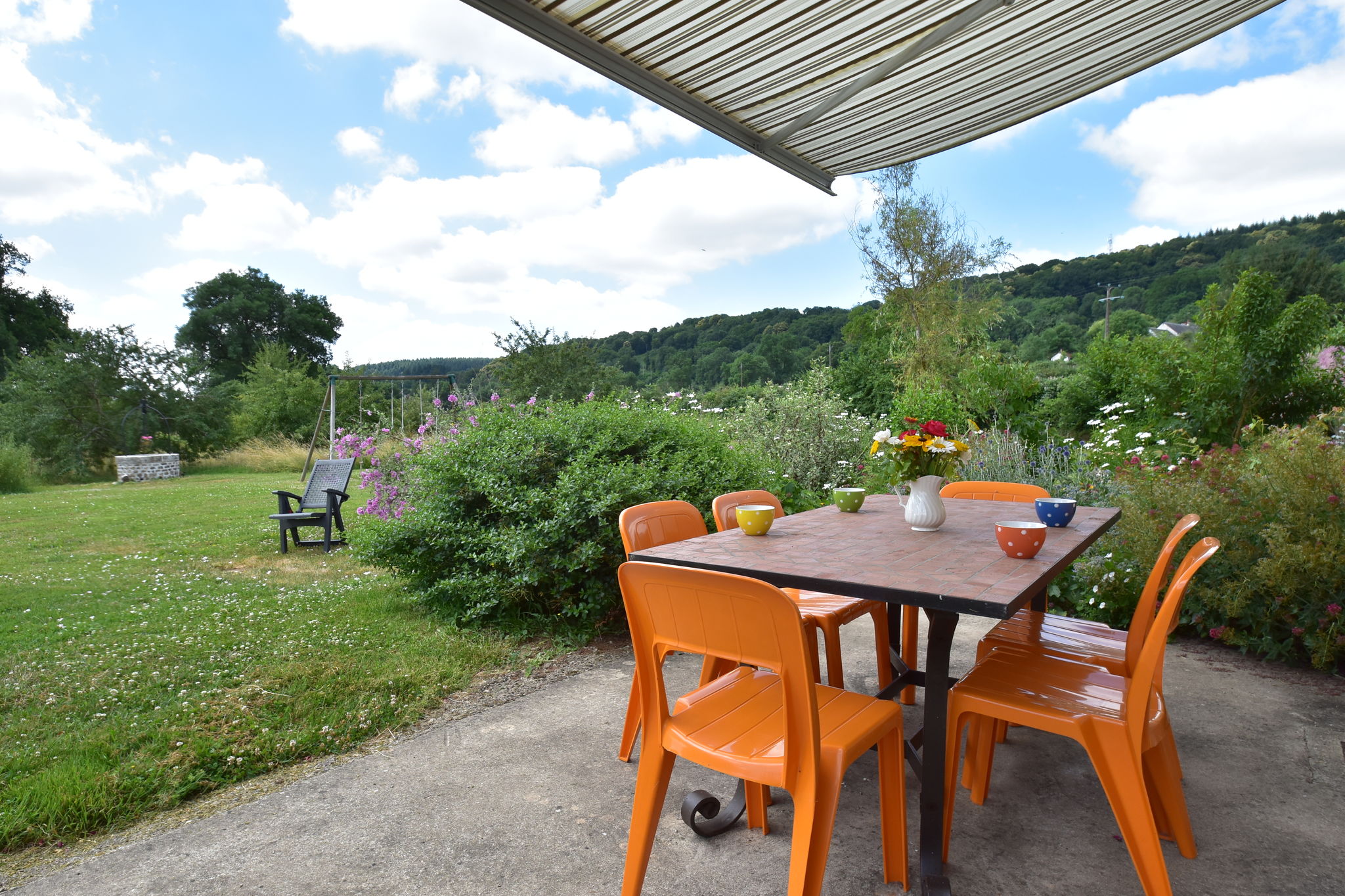 Comfy holiday home in Crux-La-Ville with fenced garden