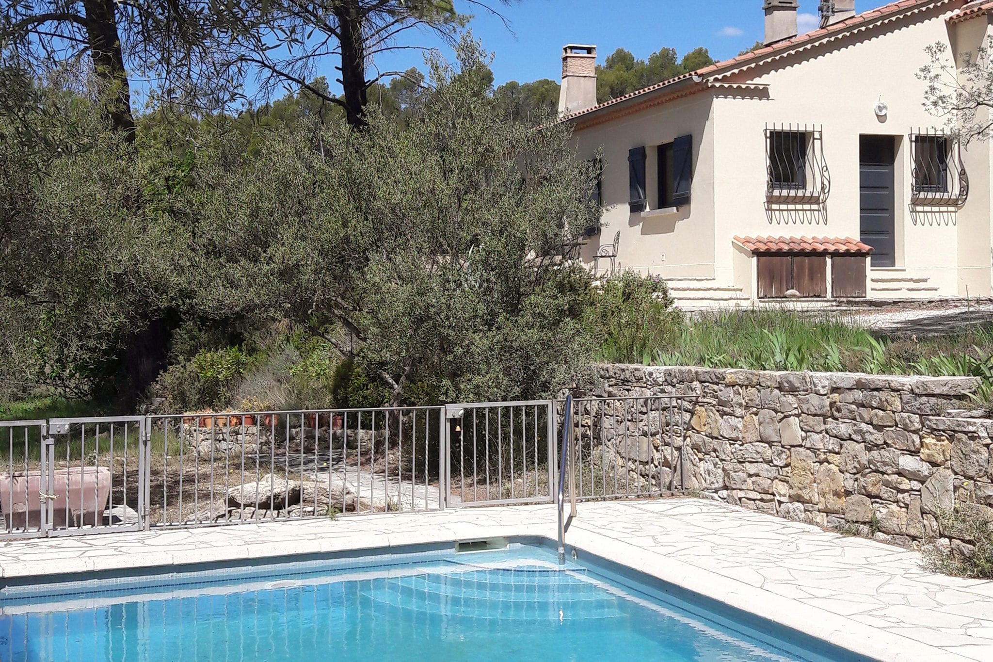 Cosy holiday home in Saint-Antonin-Du-Var with pool