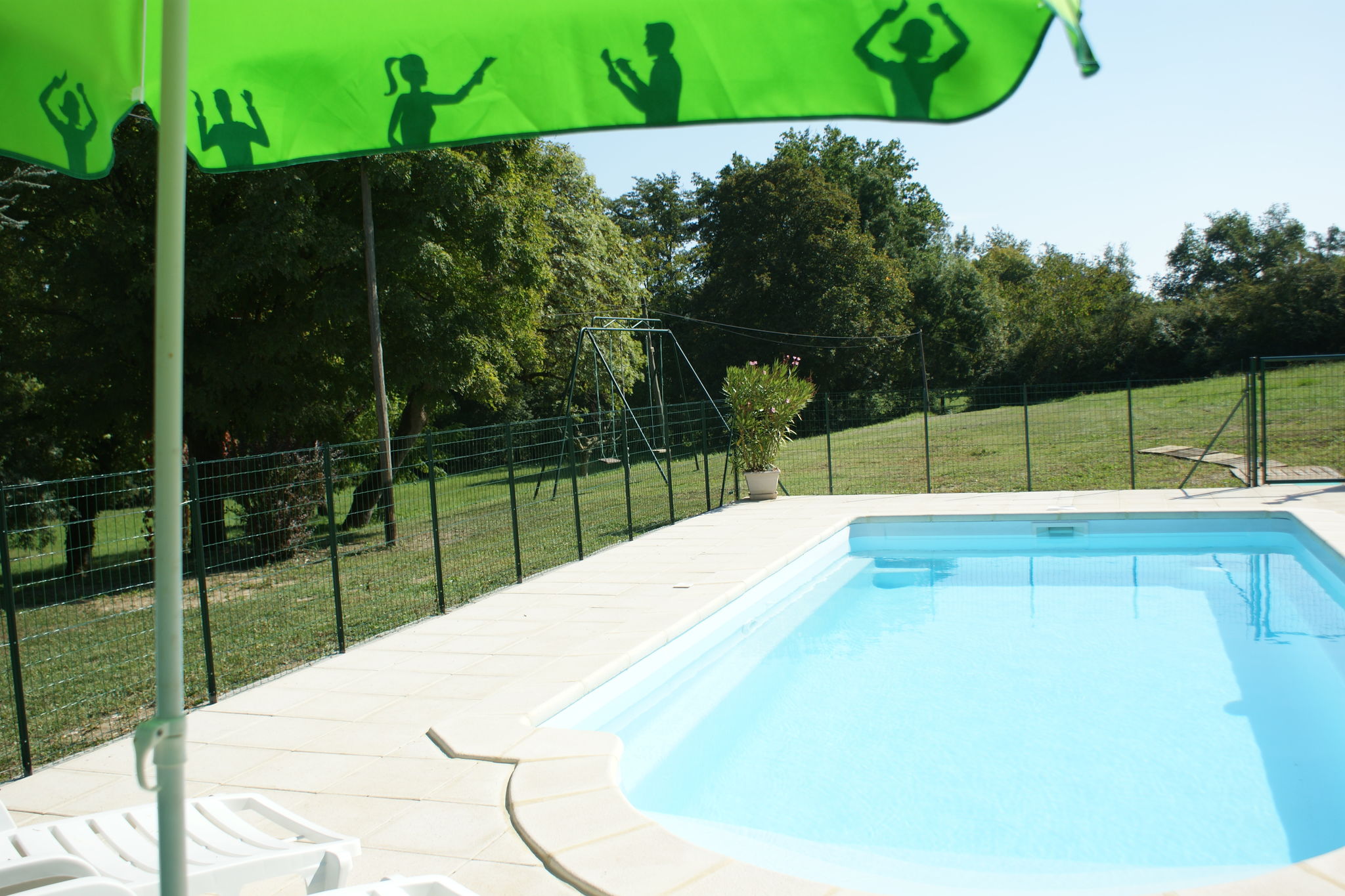 Maison de vacances spacieuse avec piscine privée à Cuneges