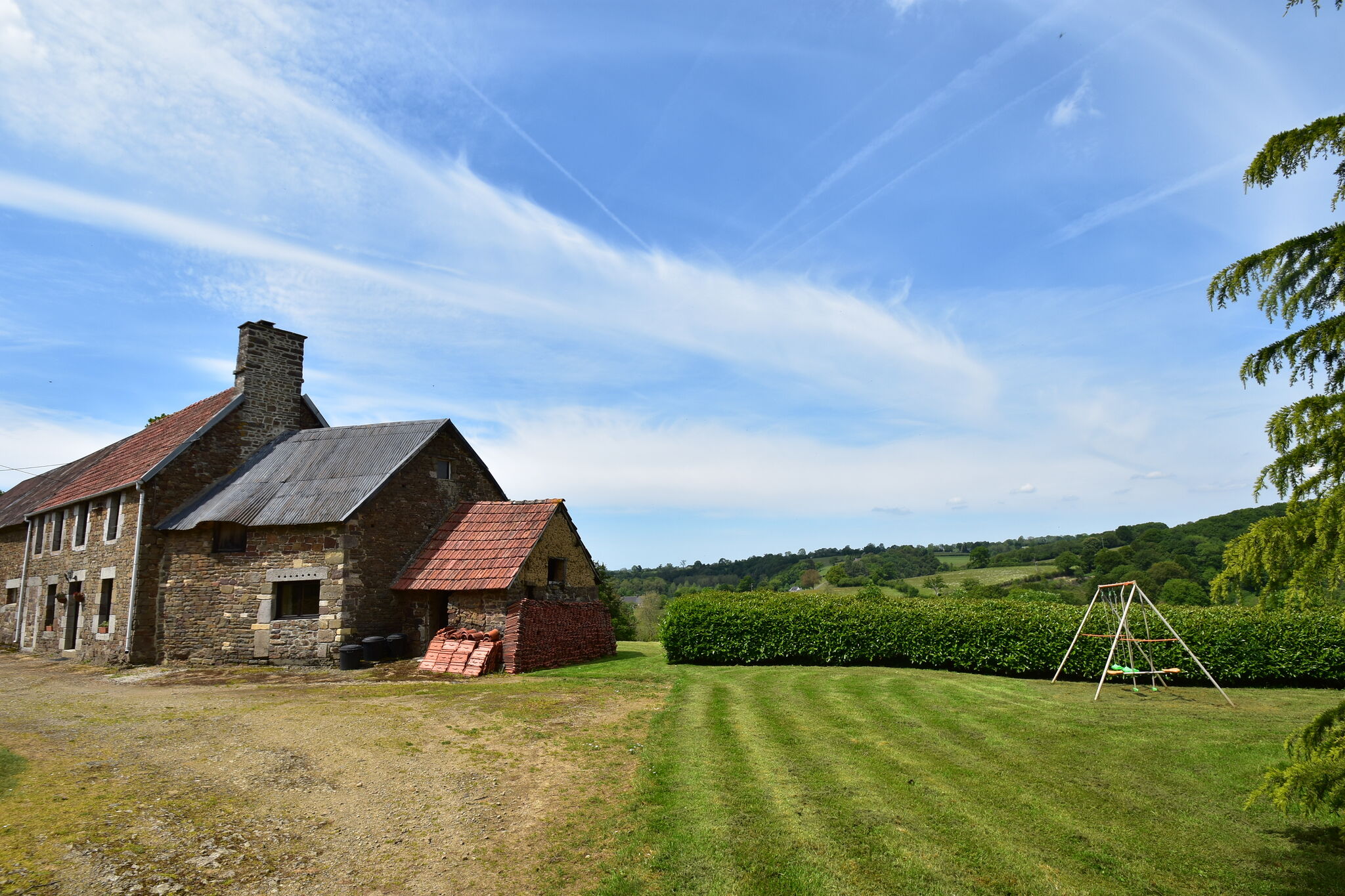 Schönes Ferienhaus inmitten von Wiesen in Sourdeval-les-Bois