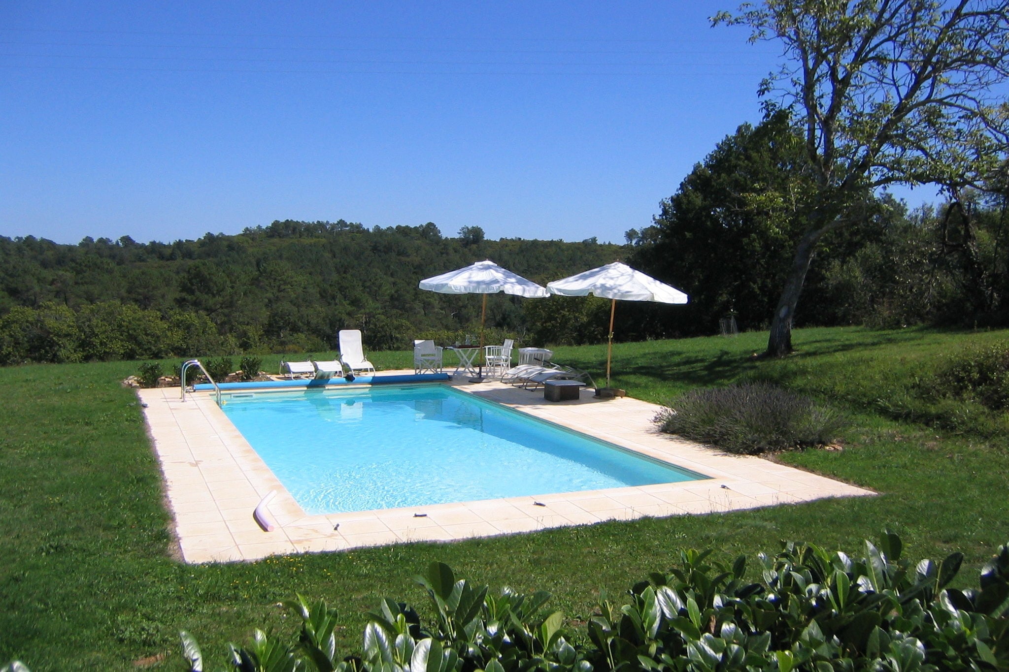 Charmant vakantiehuis met tennisbaan en privézwembad op terrein van 4 ha