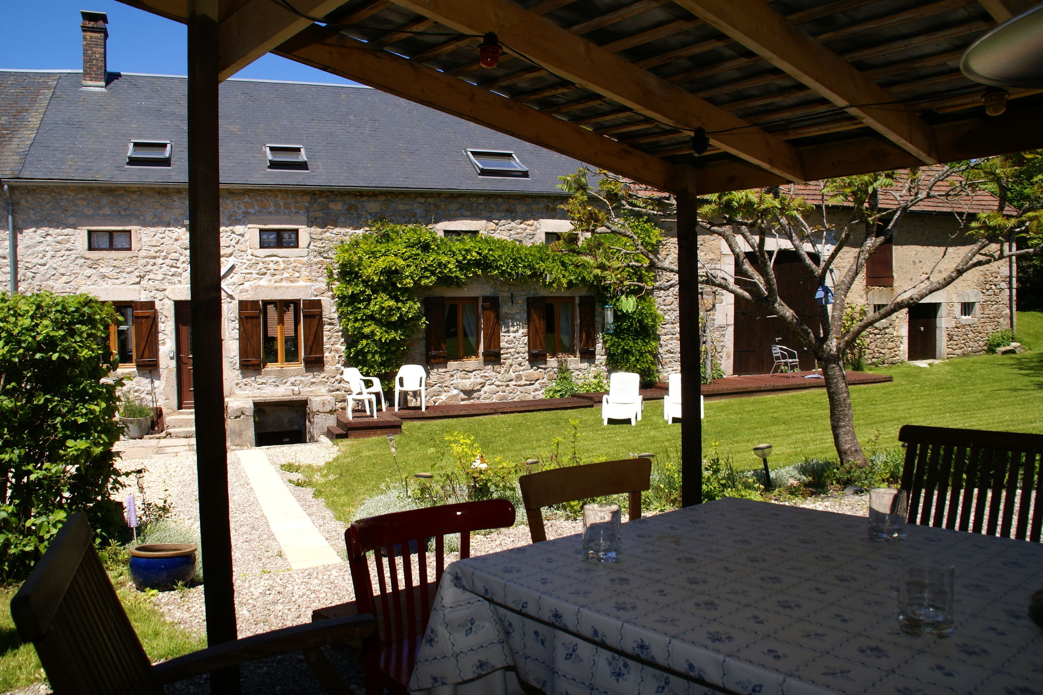 Vrijstaand vakantiehuis met grote tuin en overdekt terras. Nabij Dun-les-Places.