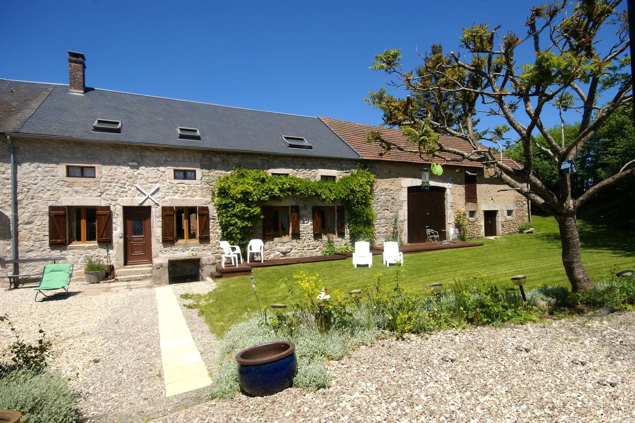 House with large garden and terrace. Near Dun-les-Places.