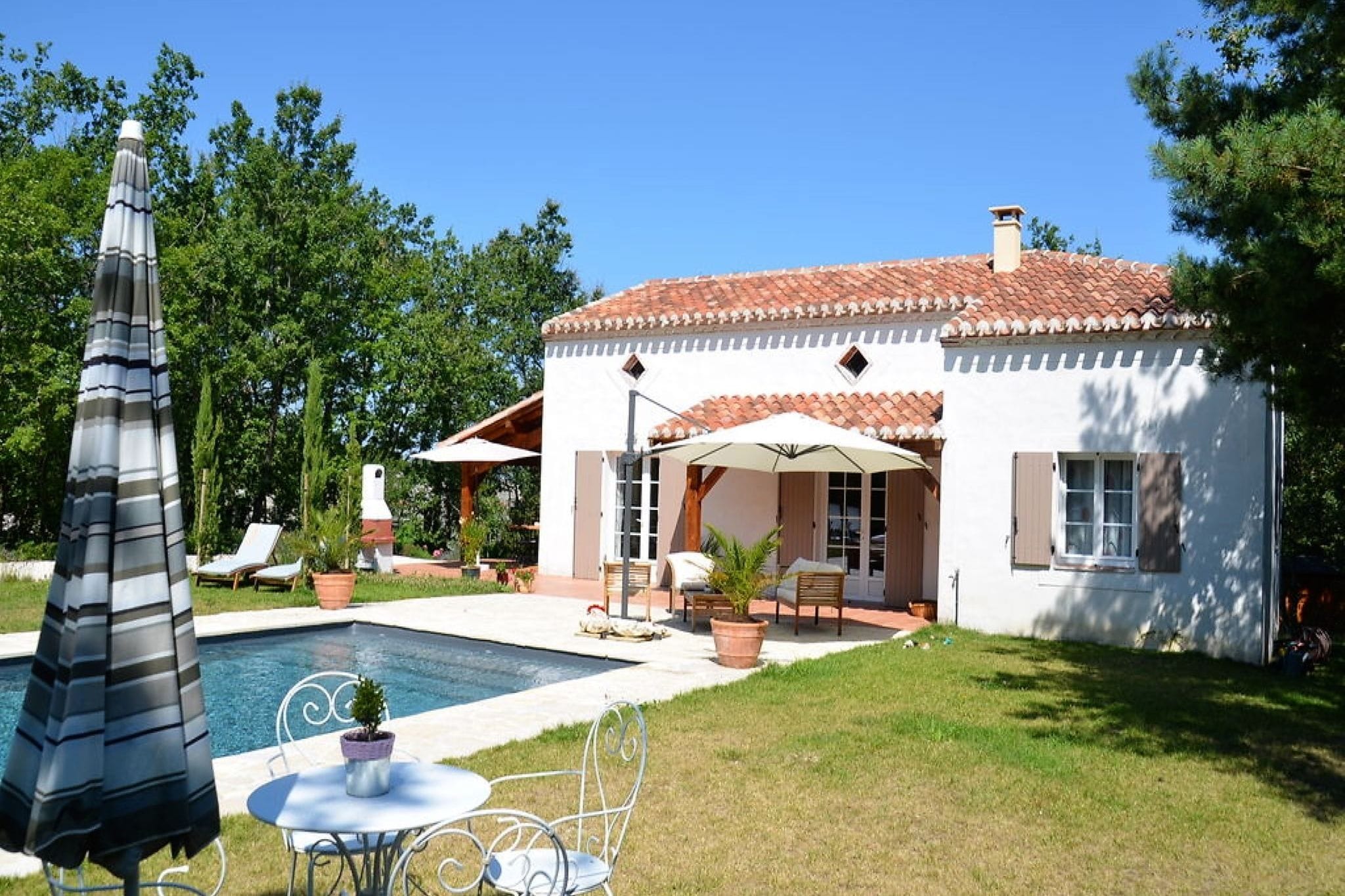Schönes Ferienhaus in Montaigu-de-Quercy mit Pool
