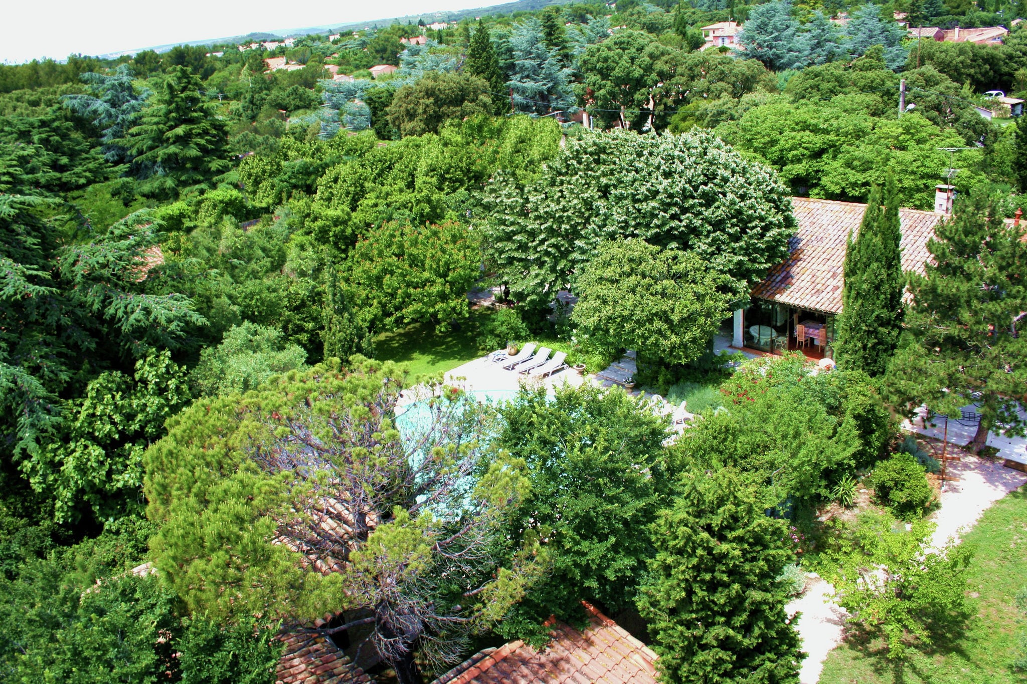 Maison avec piscine privée et grand jardin proche d'Avignon