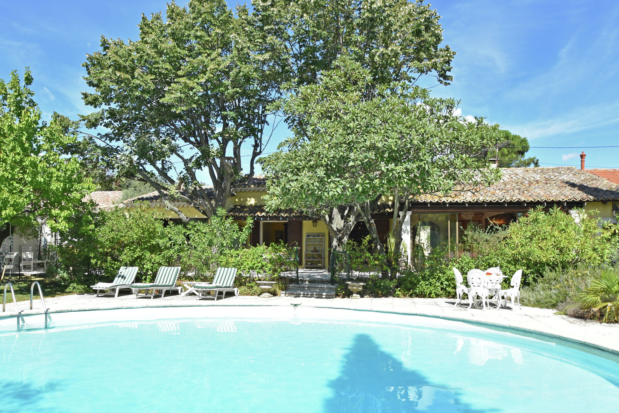 Vakantiehuis met privézwembad en grote tuin bij Avignon