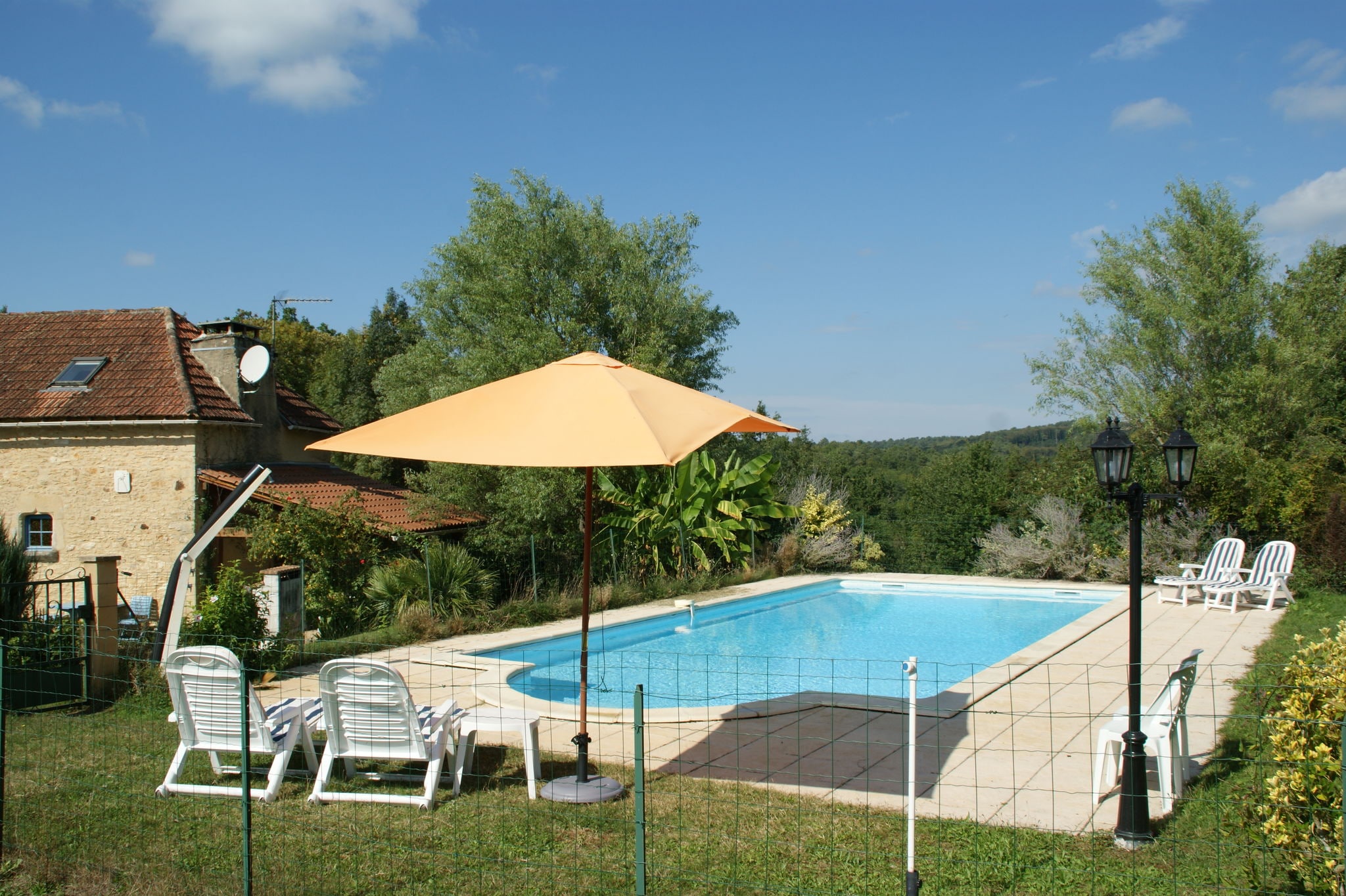 Maison de vacances paisible à Besse avec piscine