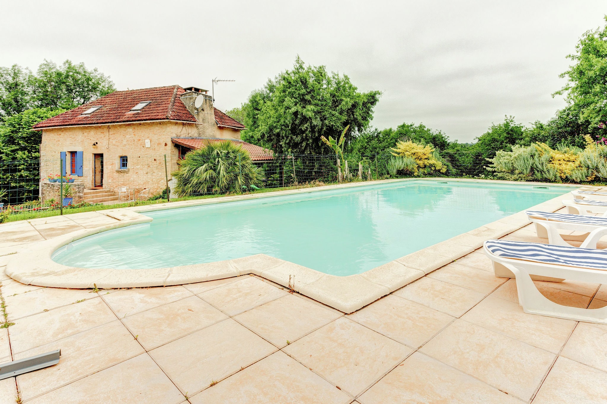 Maison de vacances paisible à Besse avec piscine