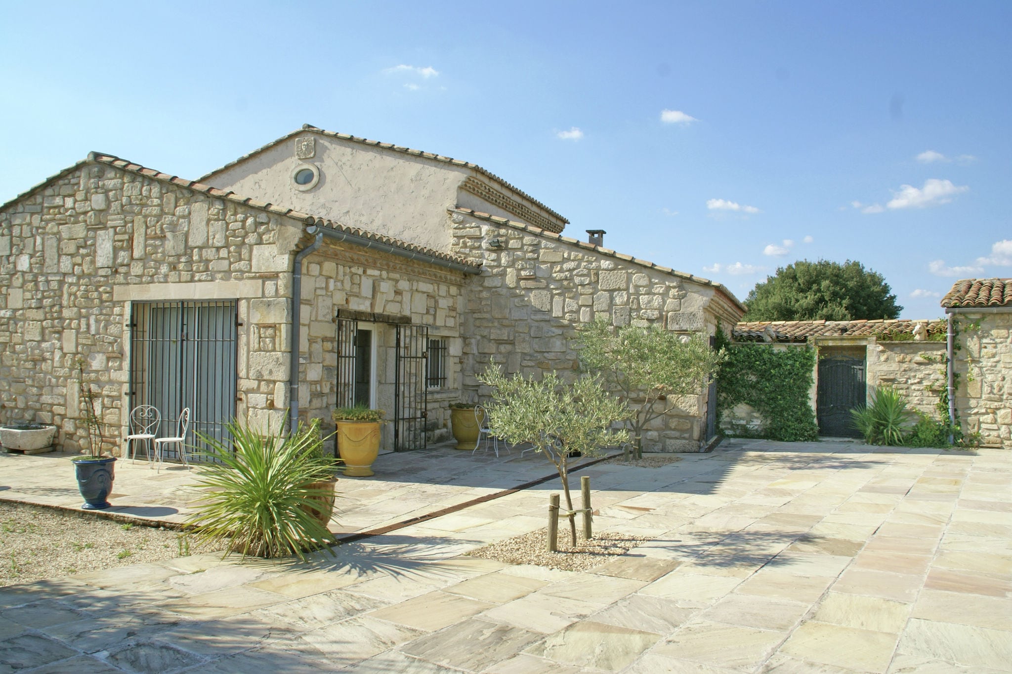 Villa indépendante avec terrain clos et piscine privée près de Nîmes