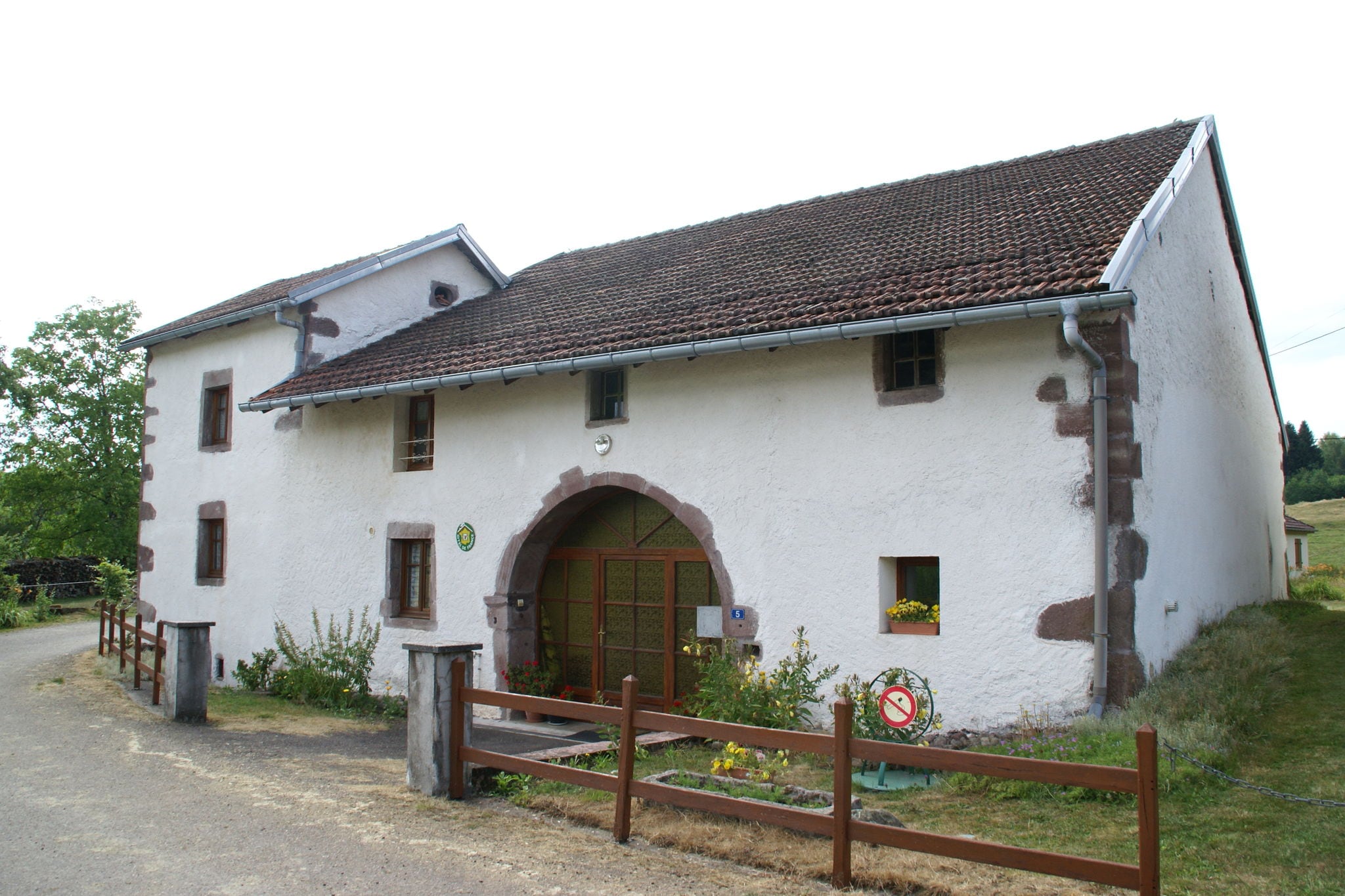 Spacious Holiday Home near Forest in Esmoulières