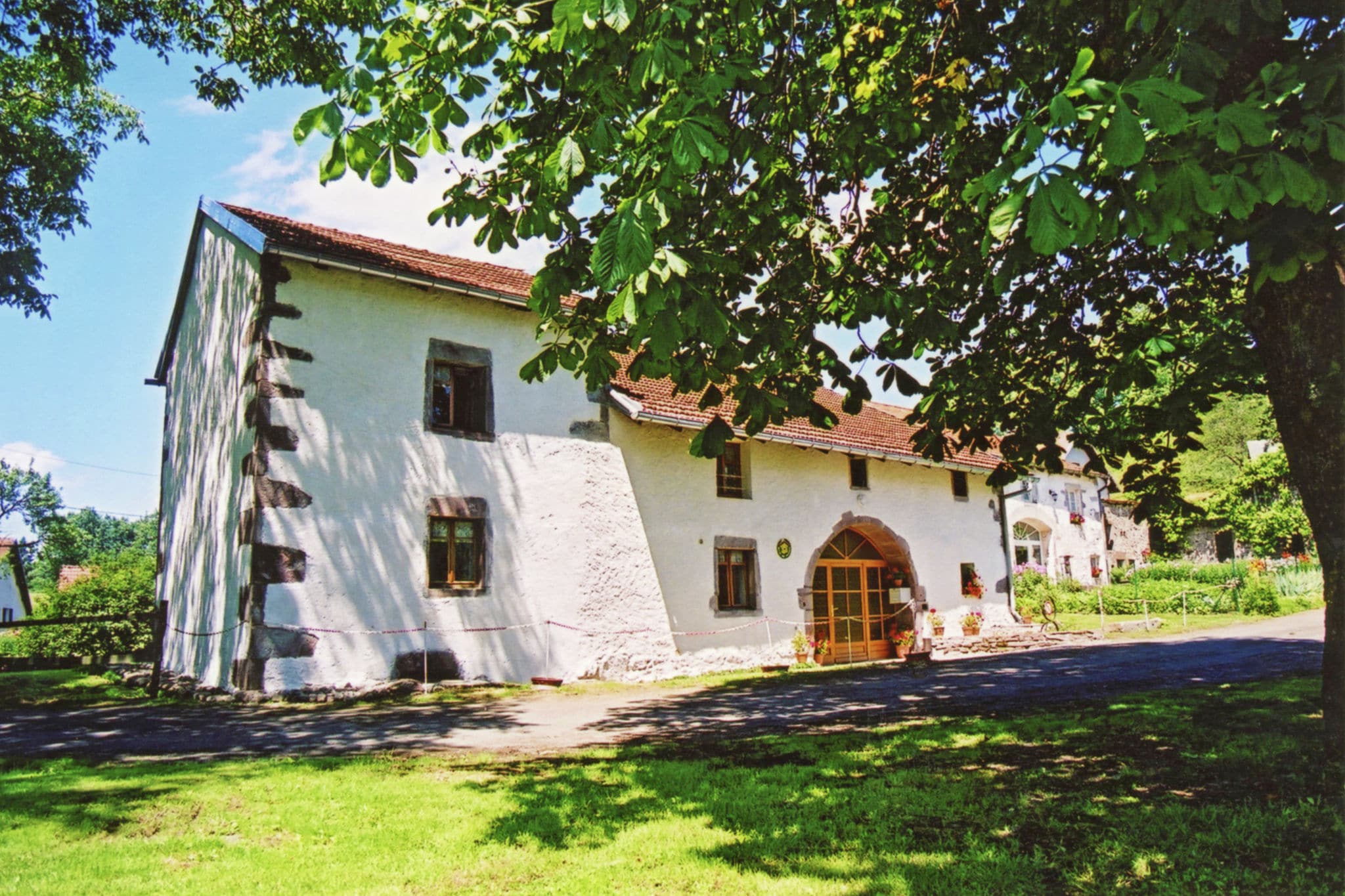 Geräumiges Ferienhaus am Waldrand in Esmoulières
