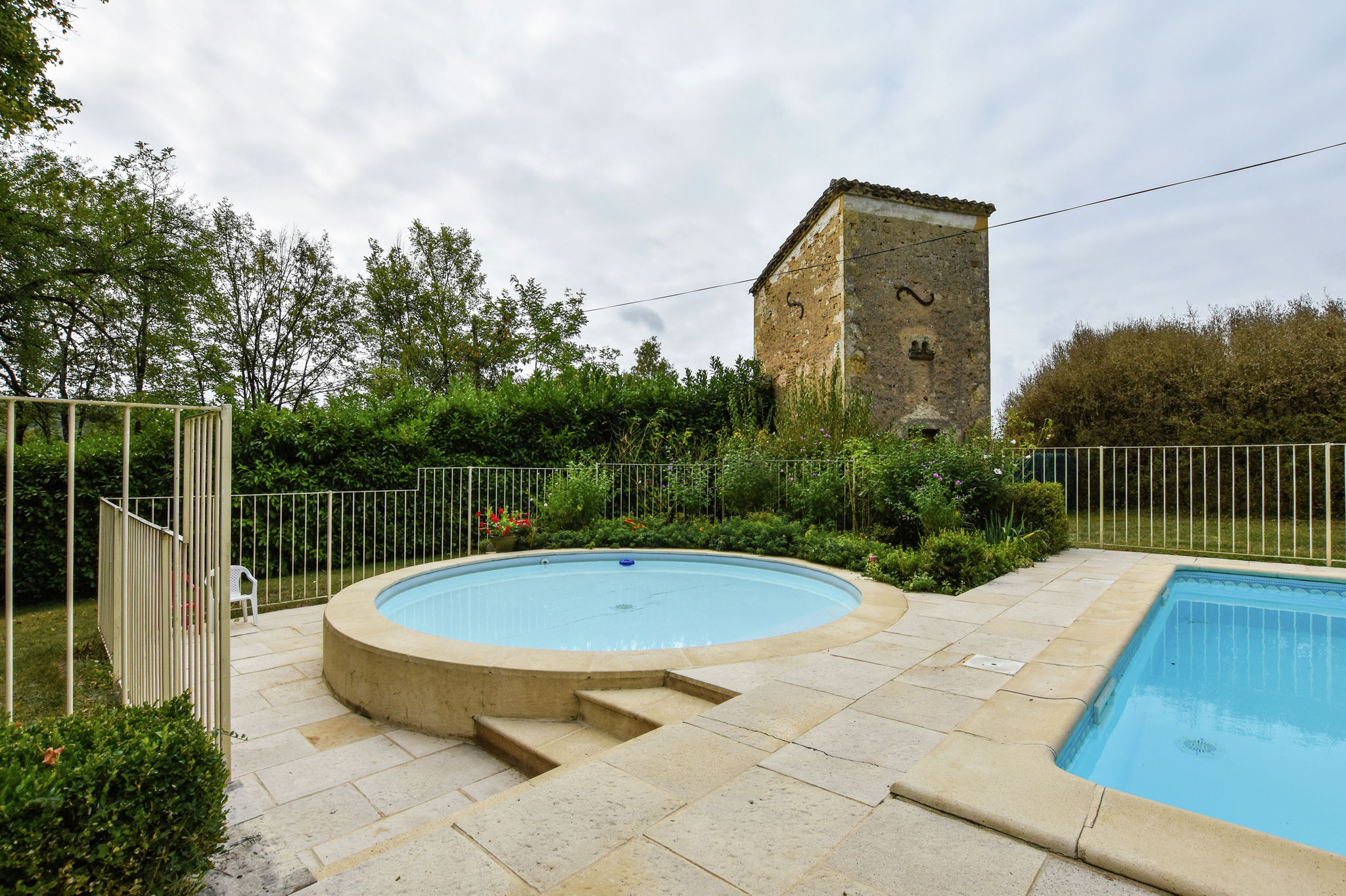 Equisite Holiday Home in Aquitaine with Swimming Pool