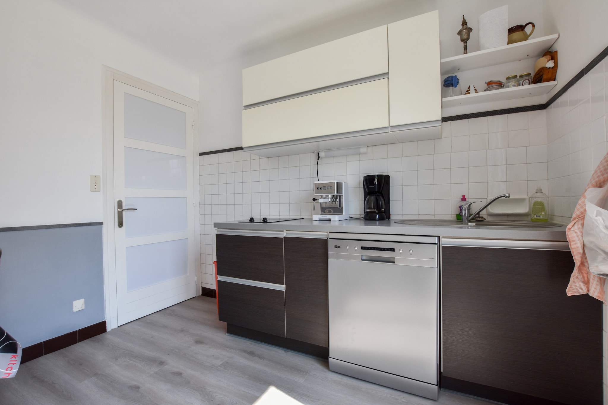 Ground floor: (Kitchen(dining table, cooker(2 ring stoves), coffee machine, espresso machine, oven, microwave, dishwasher, fridge-freezer), Living/diningroom(TV, dining table, decorative fireplace, seating area), bedroom(double bed(140 x 200 cm)), bathroom(shower, washbasin), toilet, washing machine)\n\nOn the 1st floor: (bedroom(2x single bed, double bed))\n\nterrace(private), garden(private, fenced), garden furniture, sun loungers, BBQ, children\'s bed