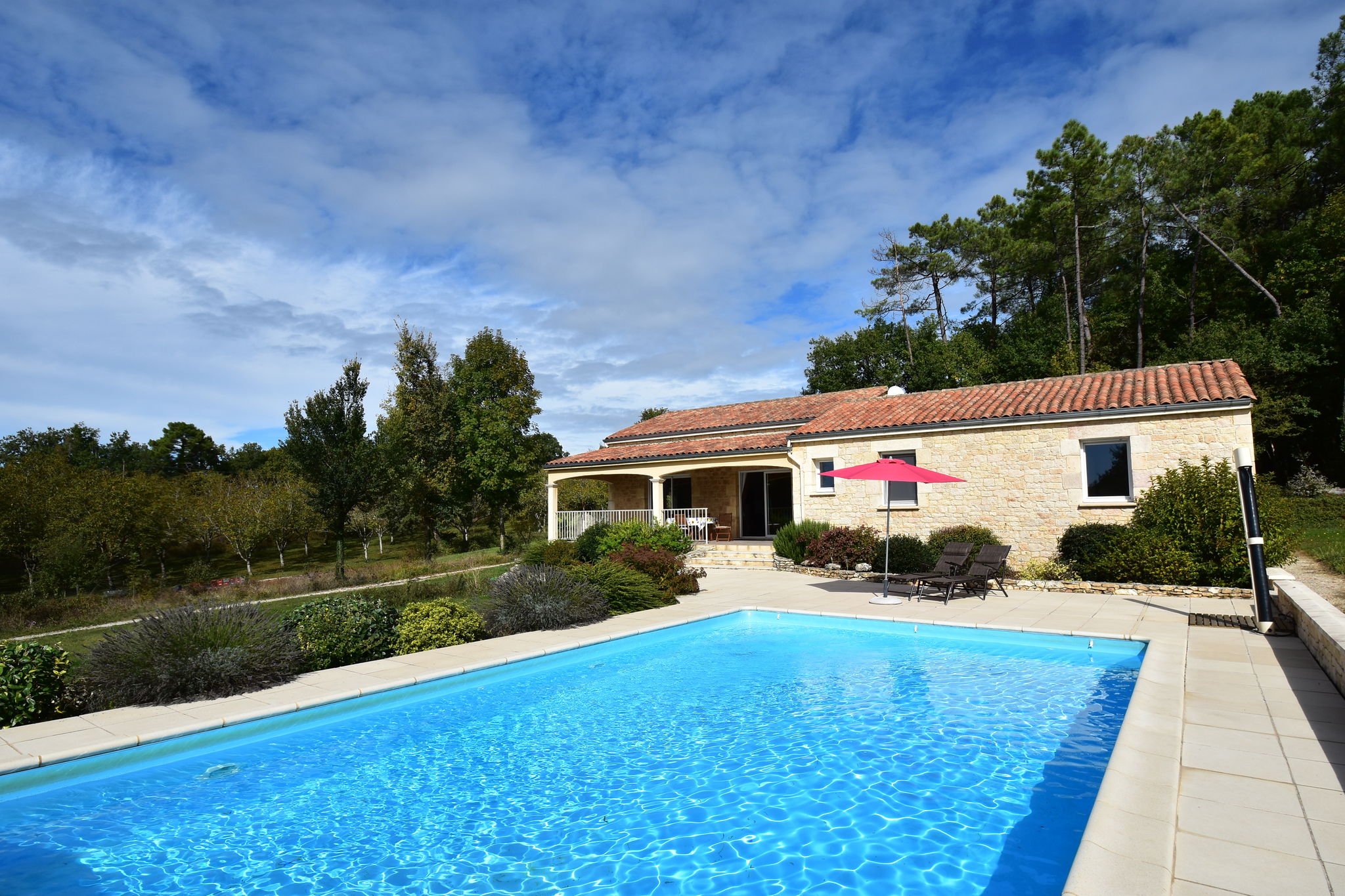 Elite-Ferienhaus mit privatem Pool in Montcléra, Frankreich