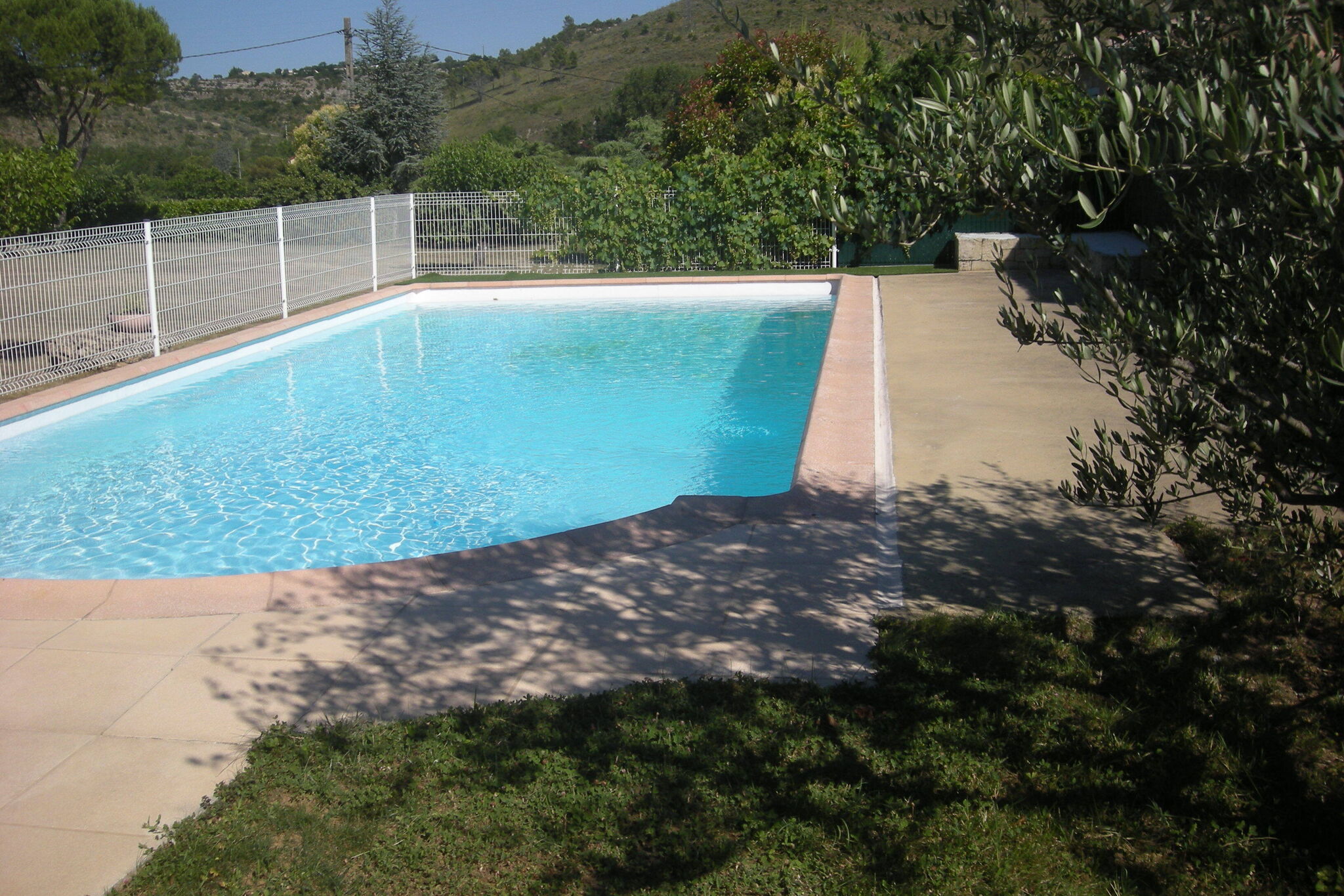 Maison de vacances confortable avec piscine à Uzer