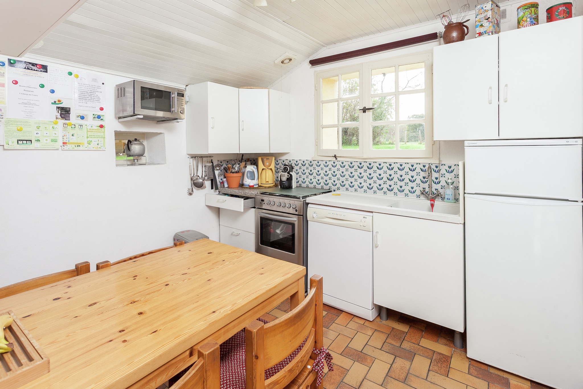 Ground floor: (Kitchen(dining table, coffee machine, oven, microwave, dishwasher, fridge-freezer), Living/diningroom(double sofa bed, TV(international television channels, no dutch television channels), stove(wood)), bedroom(2x single bed(90 x 200 cm)), bedroom(2x single bed(80 x 200 cm)), bedroom(2x single bed(80 x 200 cm)), bathroom(shower, washbasin, washing machine), DVD player)\n\ntoilet, CD player, tumble dryer, terrace, garden(fenced), garden furniture