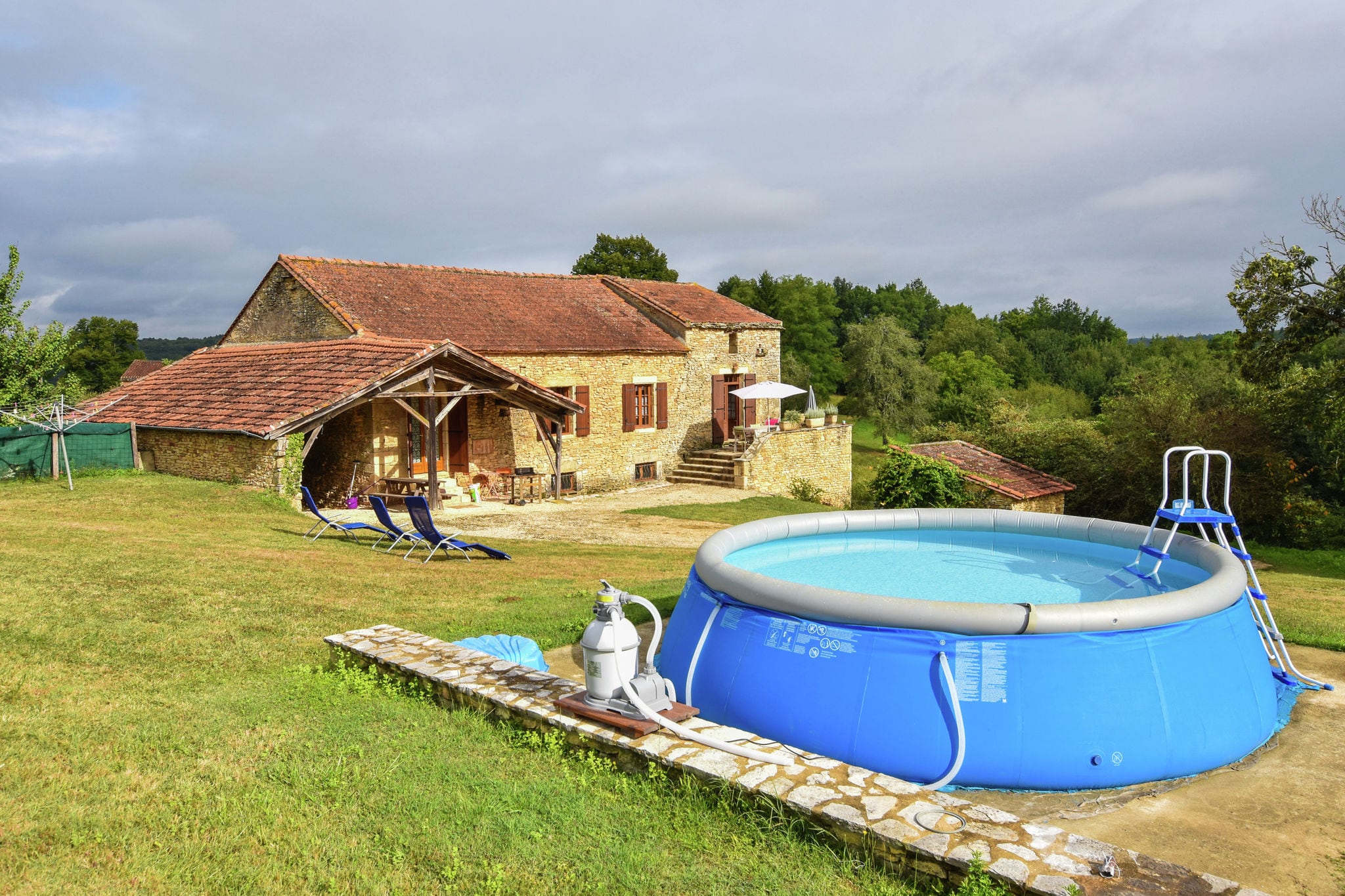 Heerlijk authentiek vakantiehuis met zwembad en een fijne tuin .