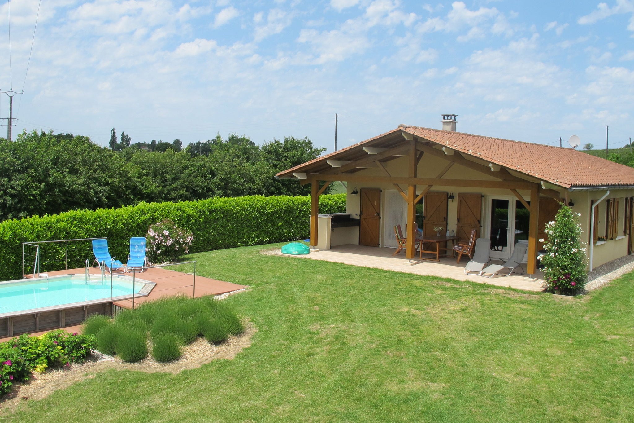 Résidence de vacances spacieuse à Sadillac avec piscine
