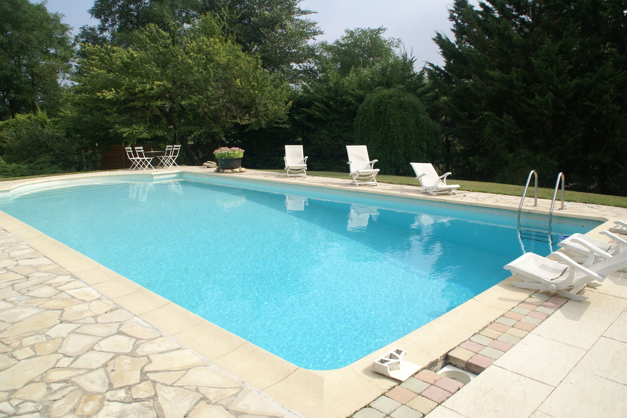 Nice holiday home with private swimming pool near Valence