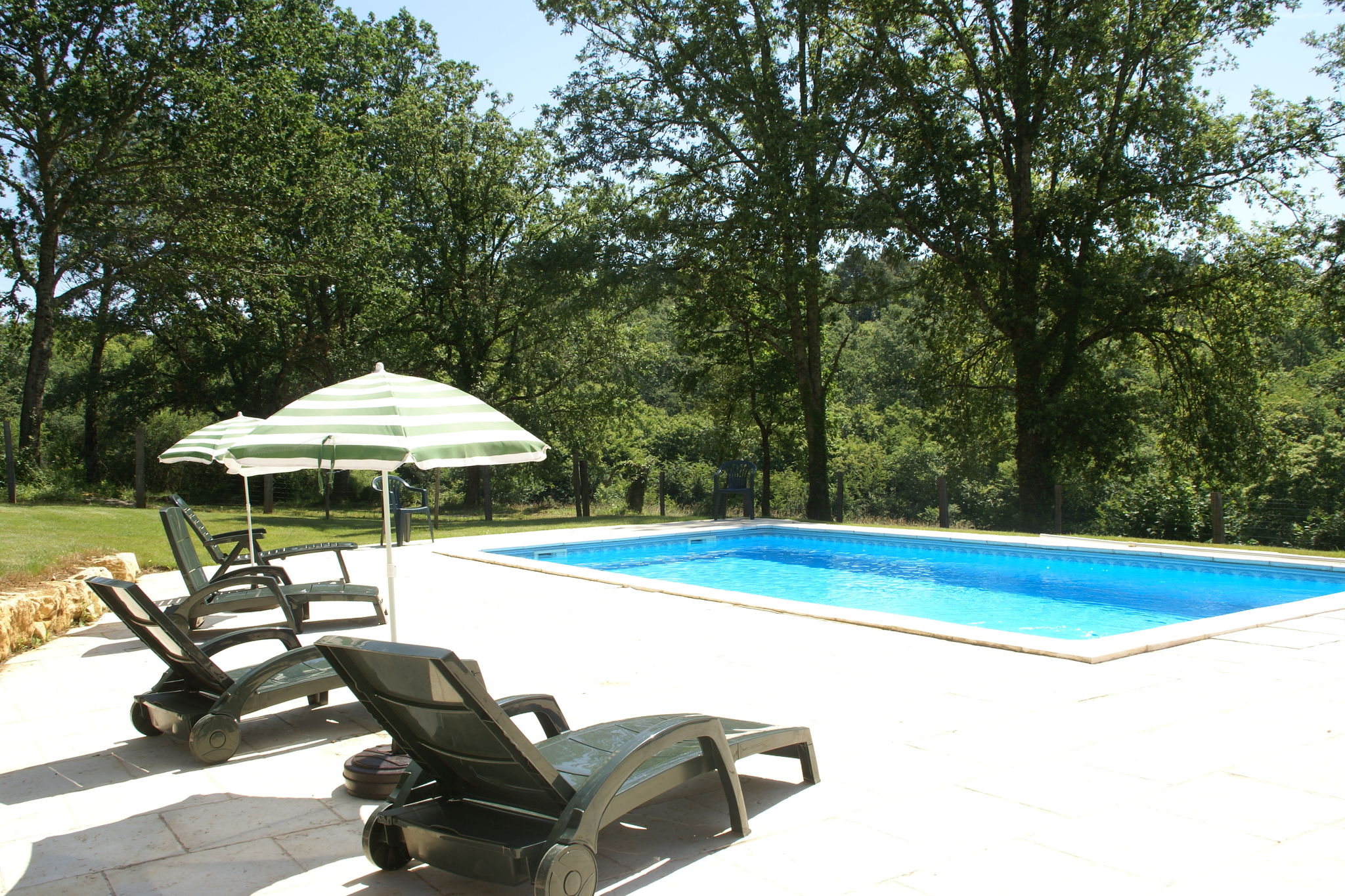 Maison de vacances pittoresque à Blanquefort-sur-Briolance avec piscine