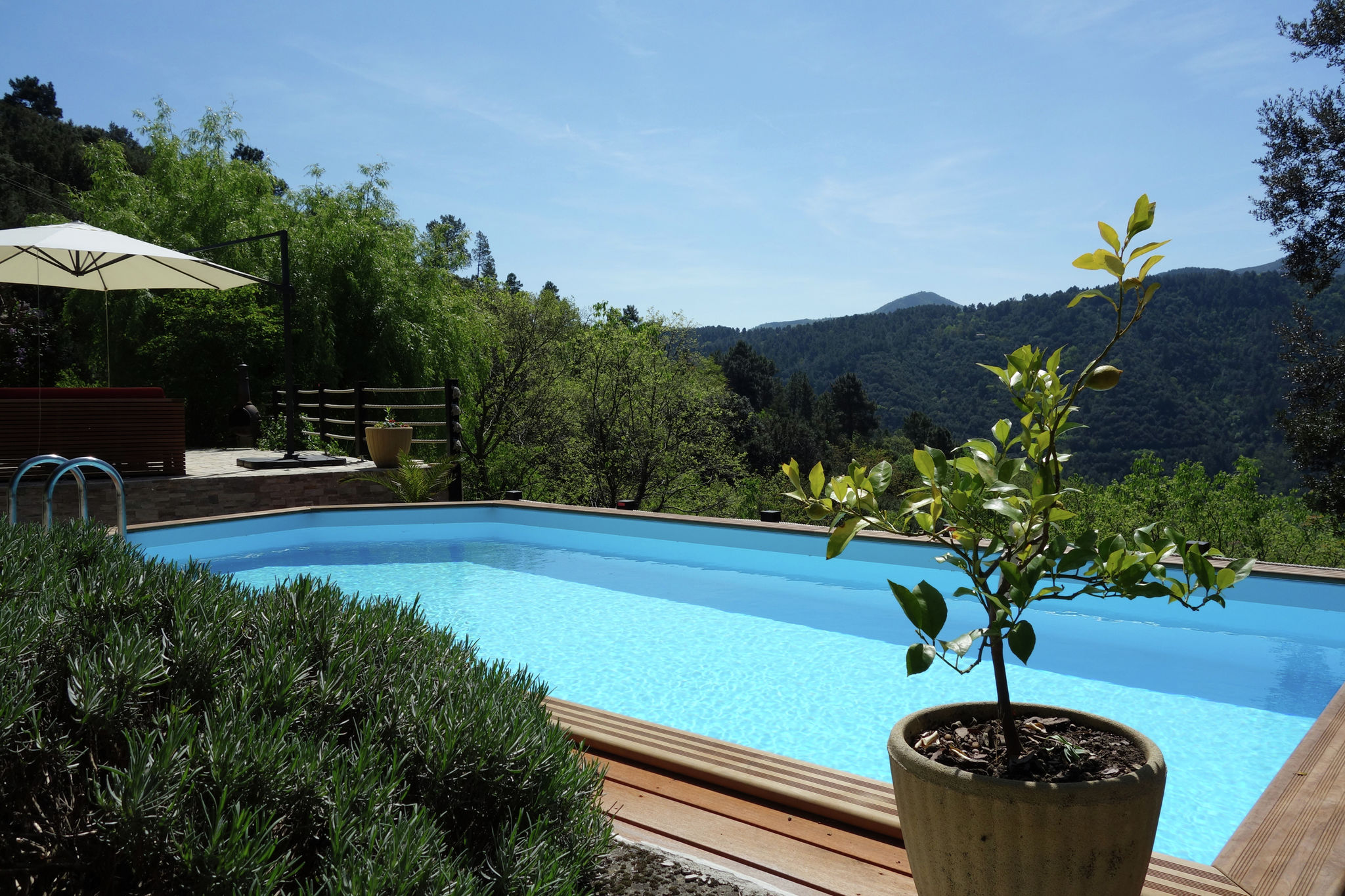 Rustig gelegen vakantiehuis met zwembad, fraaie terrassen en uitzicht op vallei