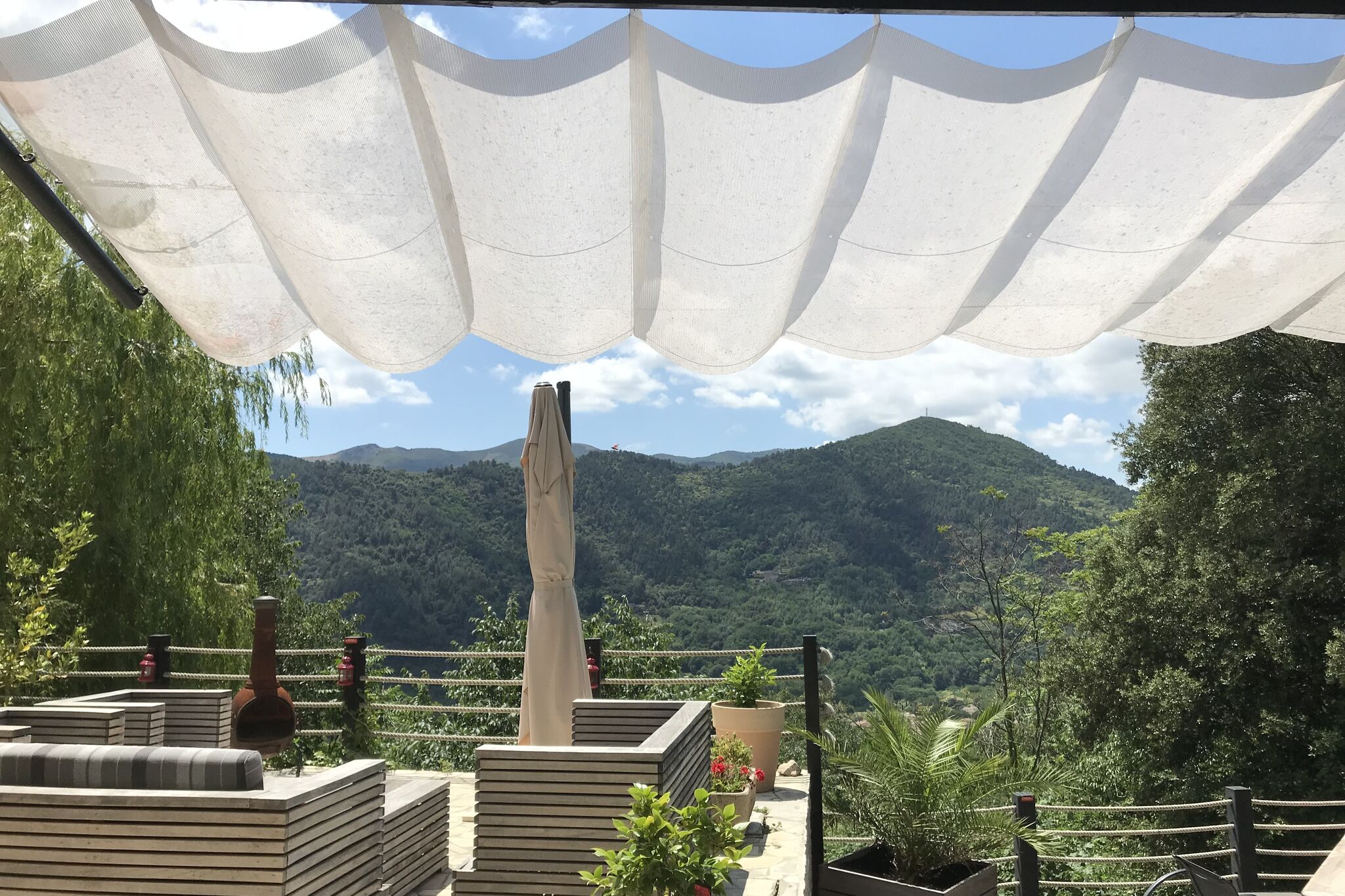 Rustig gelegen vakantiehuis met zwembad, fraaie terrassen en uitzicht op vallei